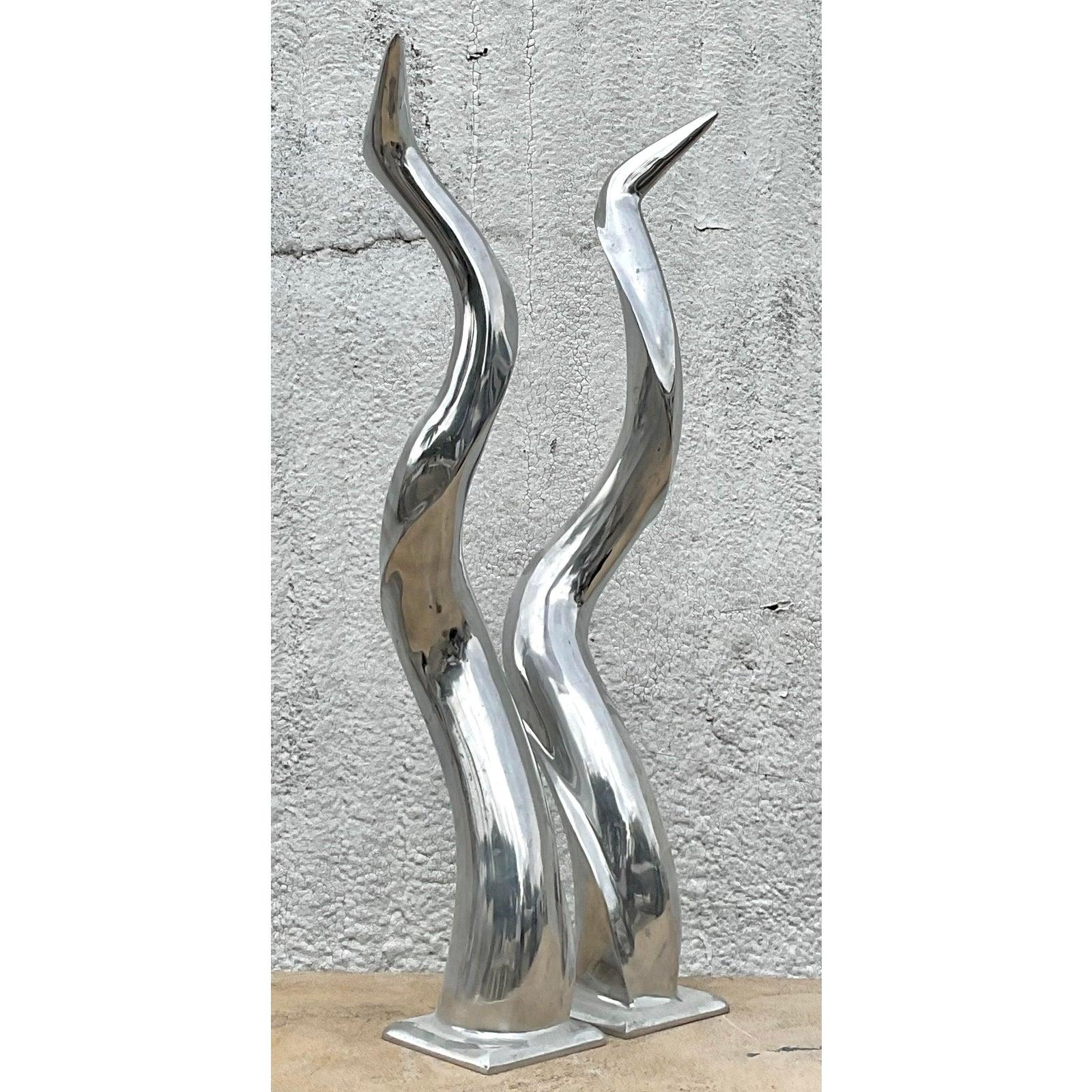 Fai una dichiarazione audace e scultorea con questa rara coppia di corna vintage in cromo lucido. Con le loro curve fluide, simili a fiamme, e la finitura a specchio scintillante, queste drammatiche forme decorative sfumano il confine tra il design