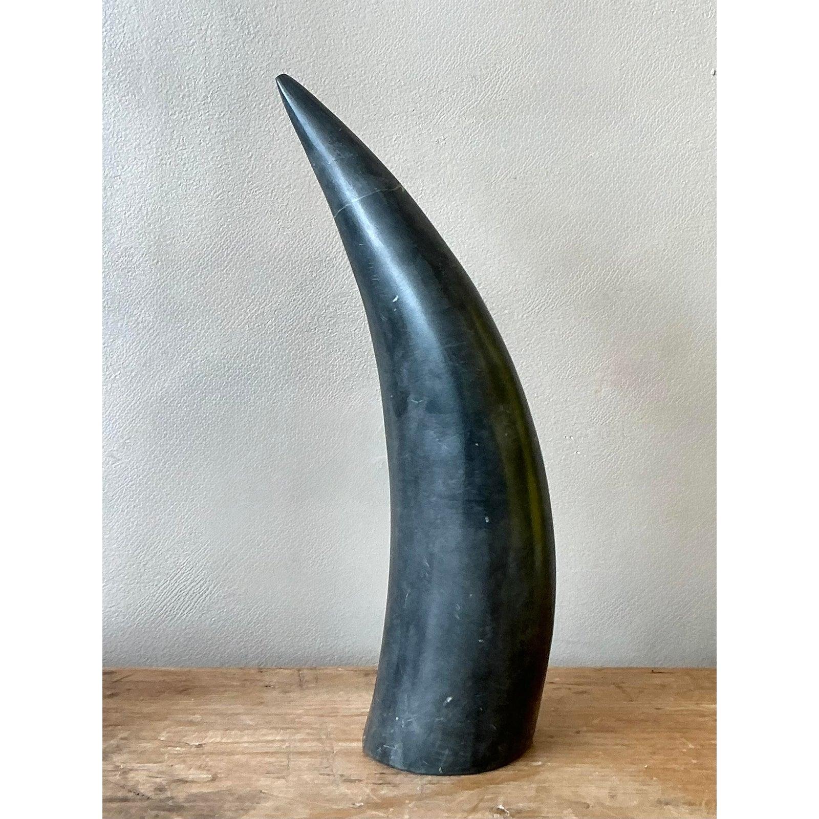 Eleva il tuo arredamento con il fascino organico di questa scultura vintage in pietra nera lucida. Realizzato in una pietra scura e ricca con una finitura liscia e tattile, questo pezzo incarna una sofisticata estetica primordiale che unisce senza