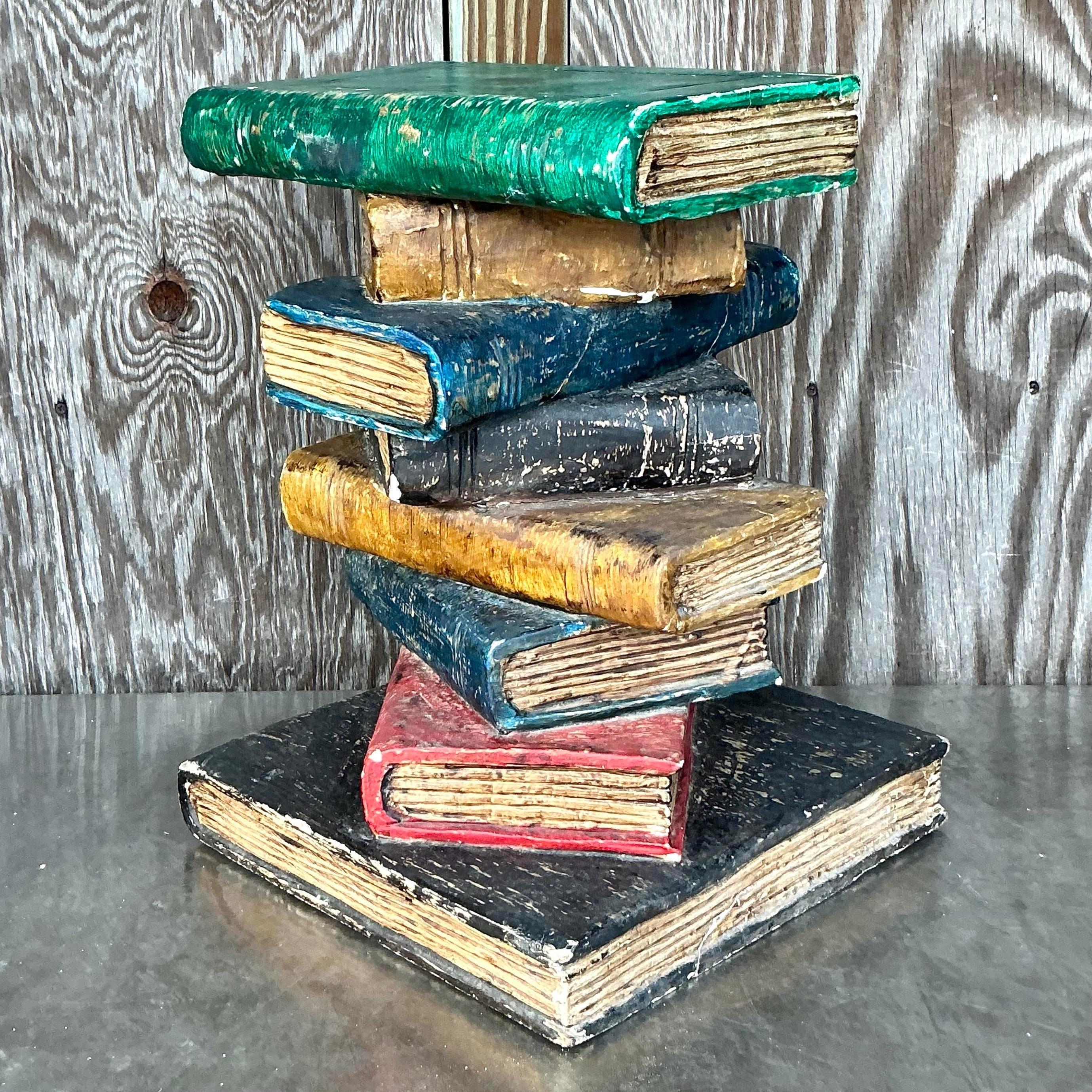 Table d'appoint Boho polychrome empilée de livres Bon état - En vente à west palm beach, FL