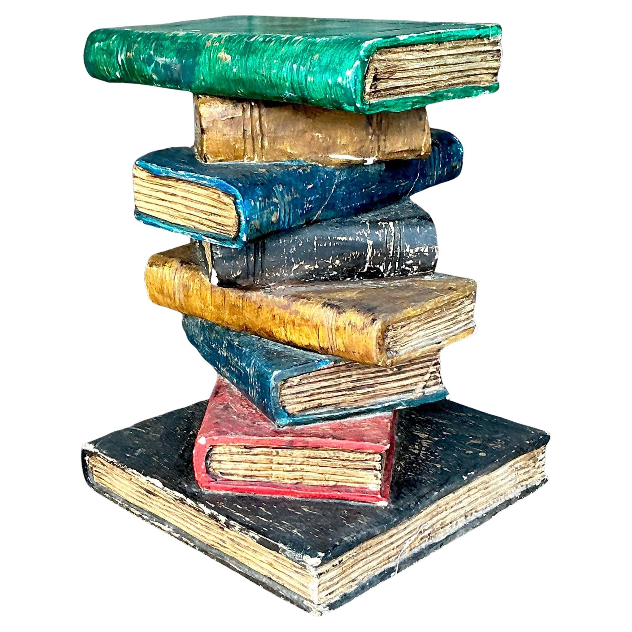 Mesa auxiliar vintage boho de escayola policromada con libros apilados