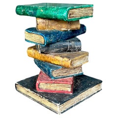 Mesa auxiliar vintage boho de escayola policromada con libros apilados