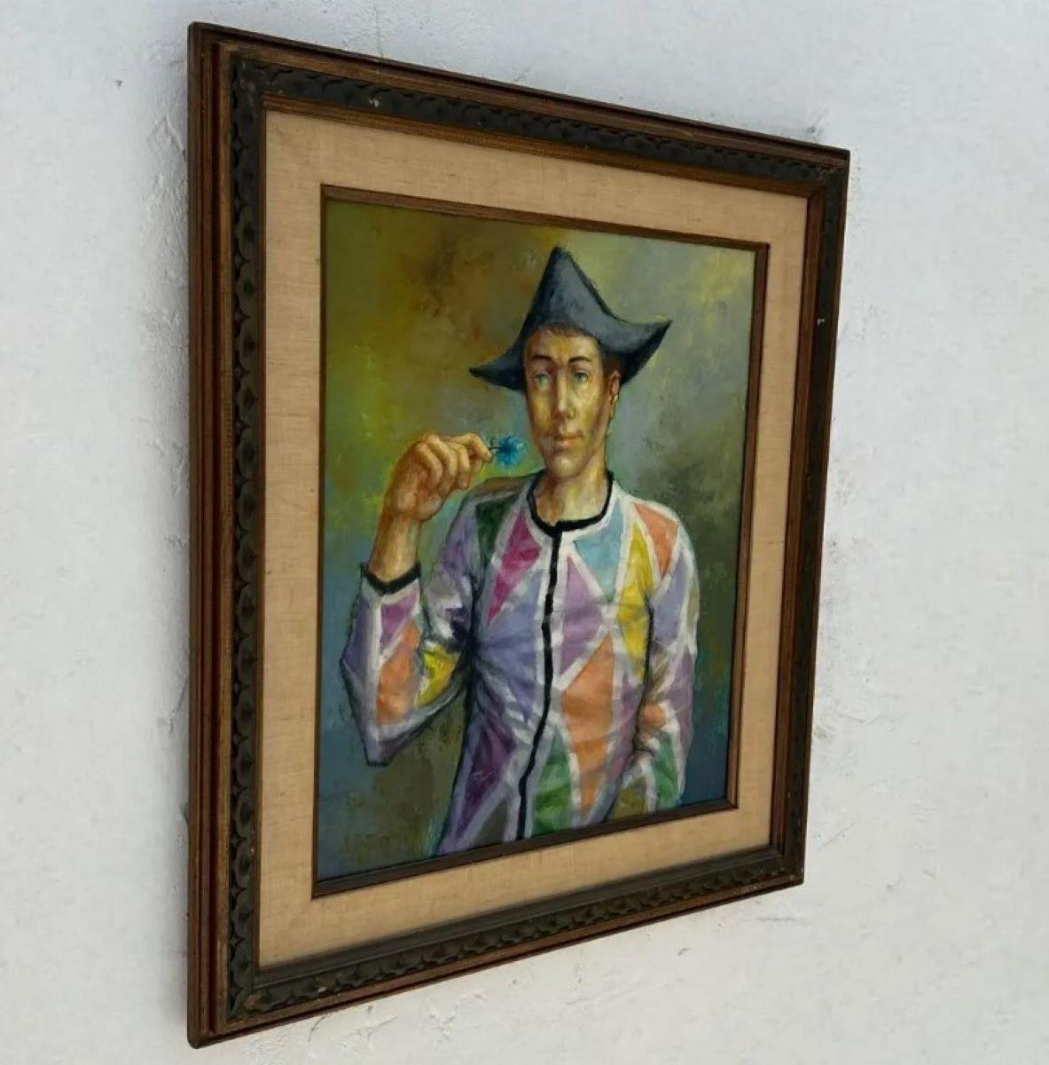 Questo affascinante dipinto a olio presenta il ritratto di un giullare, reso in stile vintage e bohémien. La figura indossa un abito tradizionale con motivo arlecchino in tenui toni pastello - lavanda, pesca, menta e limone - delineato da un audace