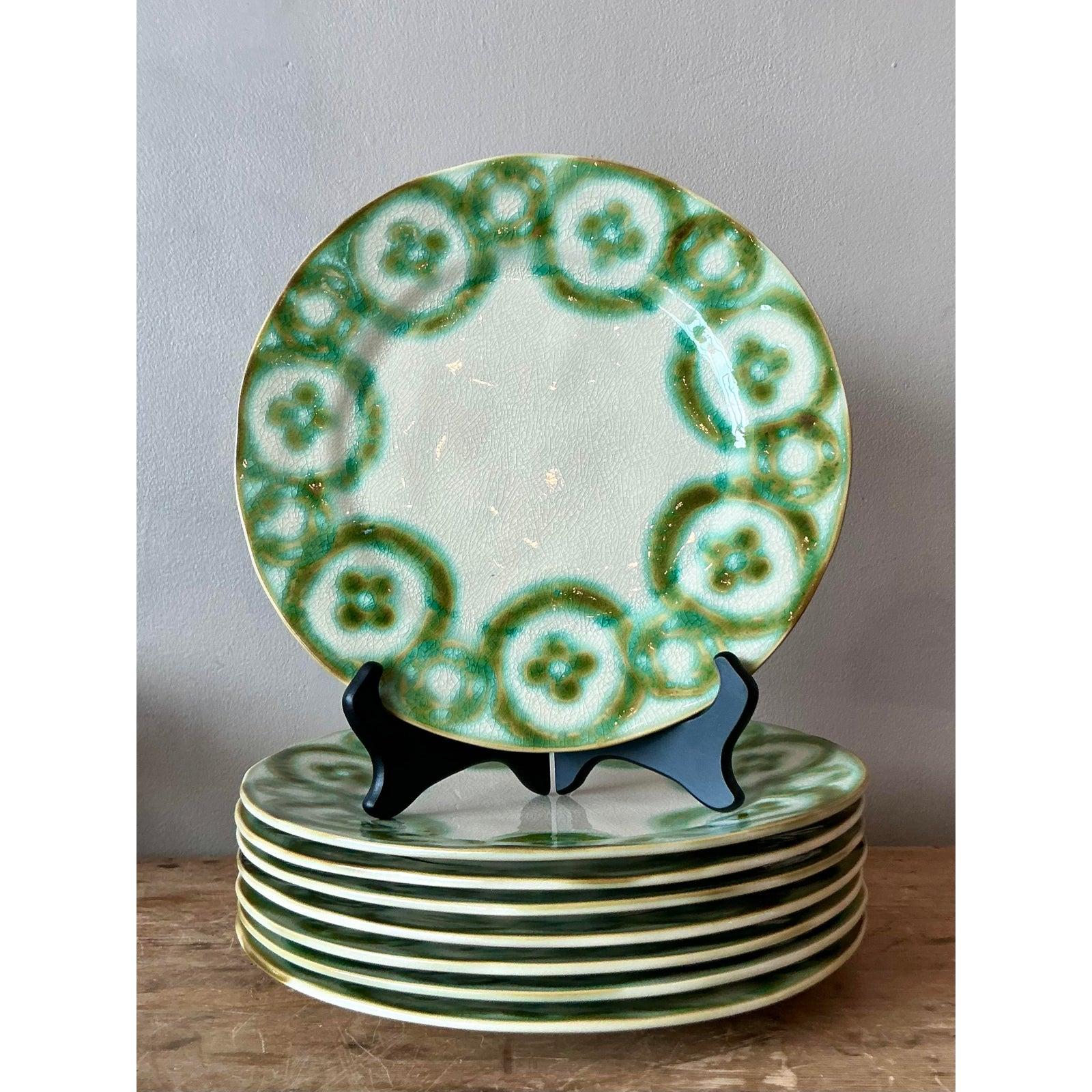 Infusez votre expérience culinaire avec le charme artisanal de cet ensemble de huit assiettes à dîner vintage Boho portugais peintes à la main. Chaque assiette est une pièce unique, avec un glaçage craquelé captivant au centre, complété par une