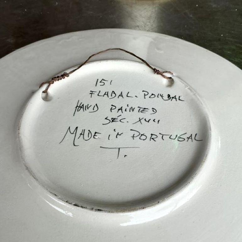Verschönern Sie Ihre Einrichtung mit diesem handbemalten Teller im Boho-Stil aus Portugal, auf dem eine detailreiche Wachtel abgebildet ist. Mit seinen leuchtenden Farben und komplizierten Mustern fängt dieser Teller die Essenz des Bohème-Stils und