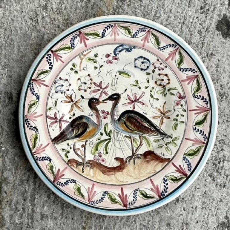 Portugiesischer handbemalter Boho-Teller mit Quail, Vintage (Rustikal) im Angebot
