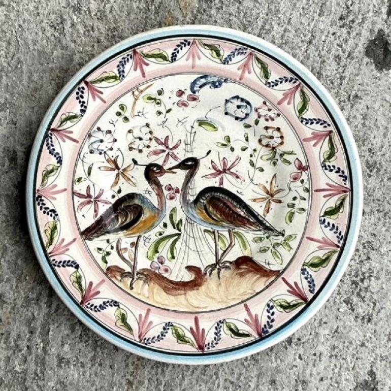 Portugiesischer handbemalter Boho-Teller mit Quail, Vintage im Zustand „Gut“ im Angebot in west palm beach, FL