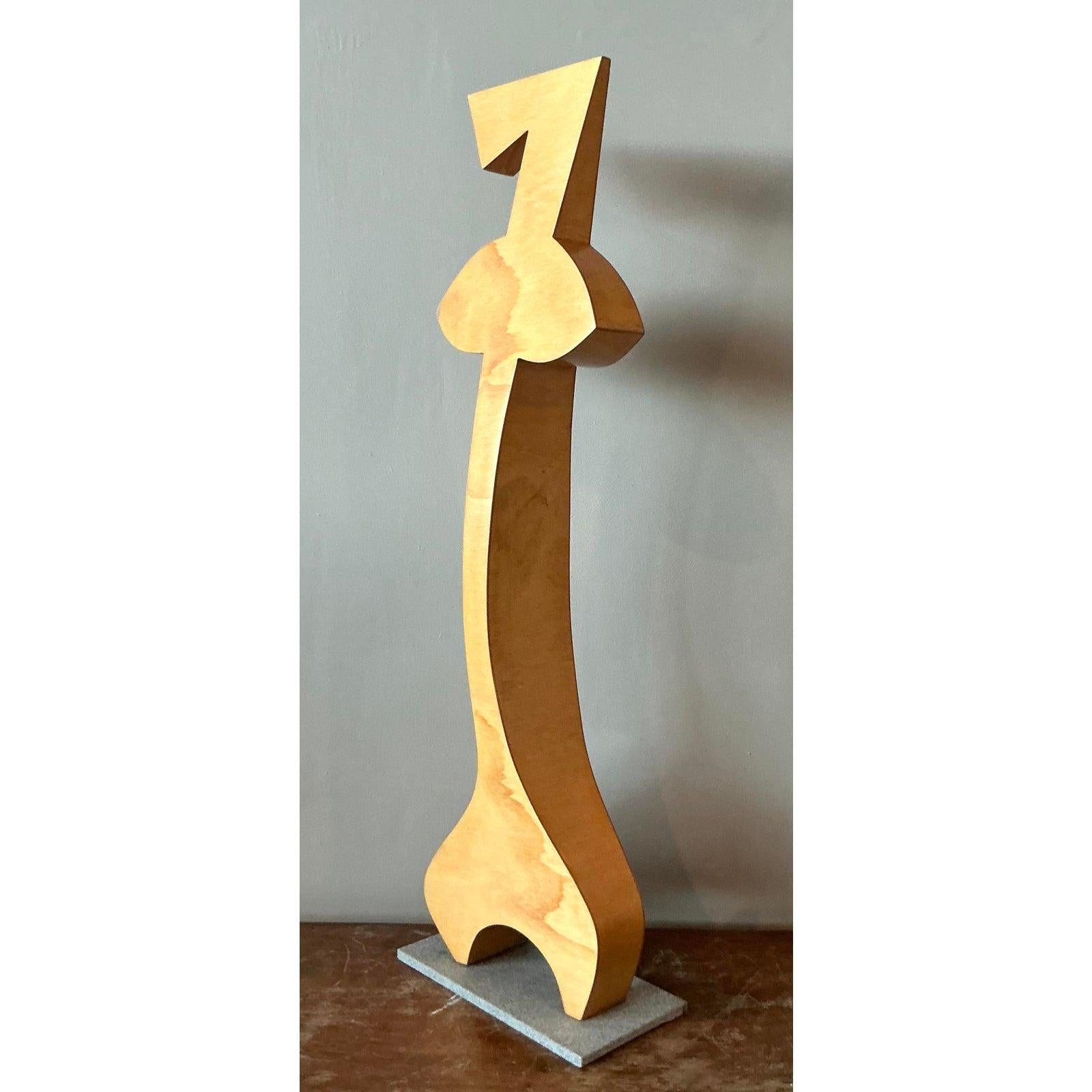 Eleva i tuoi interni con questa accattivante scultura astratta in legno vintage, un pezzo notevole che unisce senza sforzo la sensibilità Boho-Chic con l'arte postmoderna. Realizzato in legno dai toni caldi, le sue linee organiche e fluide e la sua