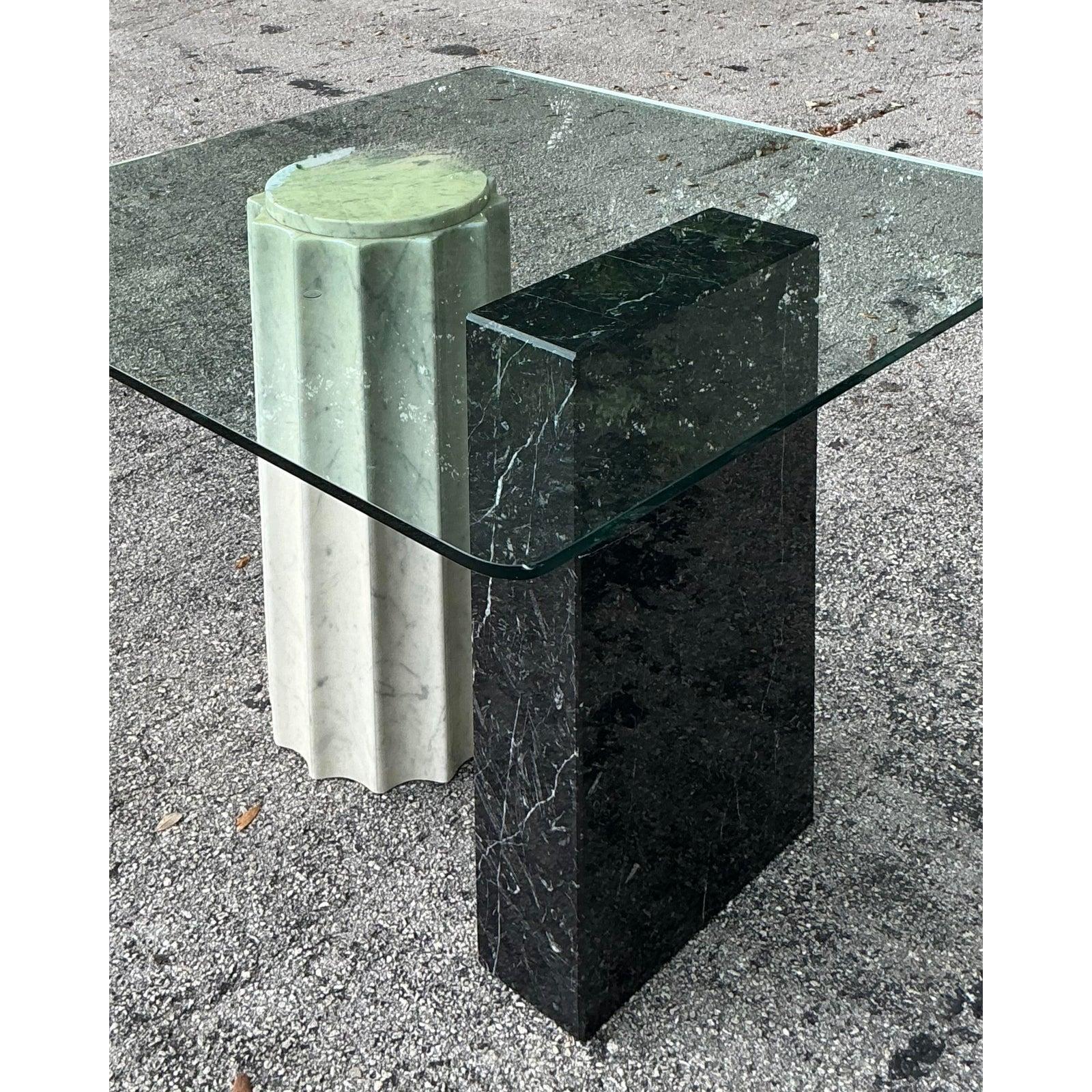 Cette table à cartes Vintage Postmoderne en pierre, véritable chef-d'œuvre de matériaux contrastés et de design architectural, est un élément captivant pour votre intérieur. Cette pièce exceptionnelle présente une base asymétrique composée de deux