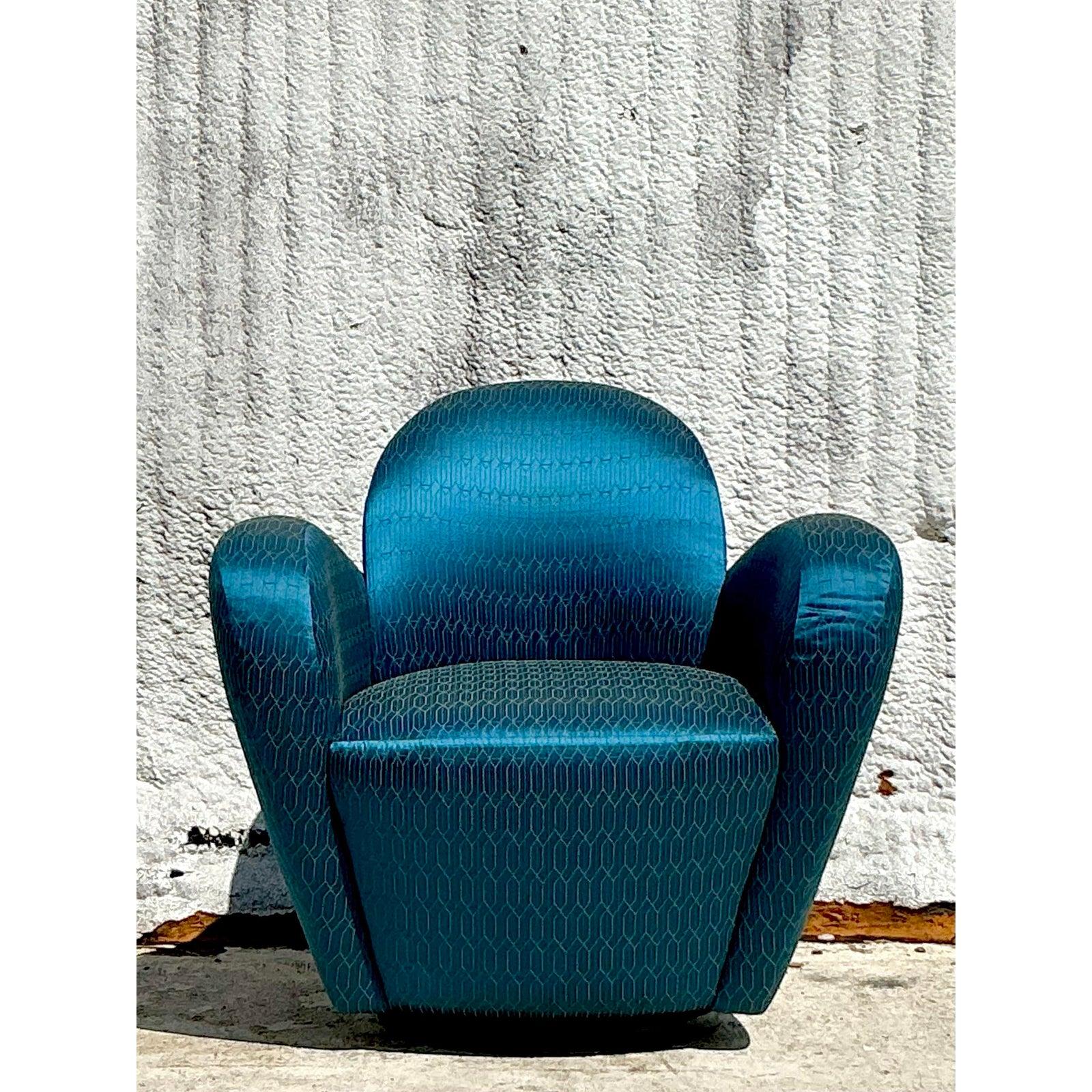 Ce fauteuil pivotant vintage sculptural, dans le style de Michael Wolk pour Directional, est un élément de décoration audacieux. Revêtu d'un tissu sarcelle luxueux au motif géométrique subtil, ce joyau postmoderne présente des lignes fluides et