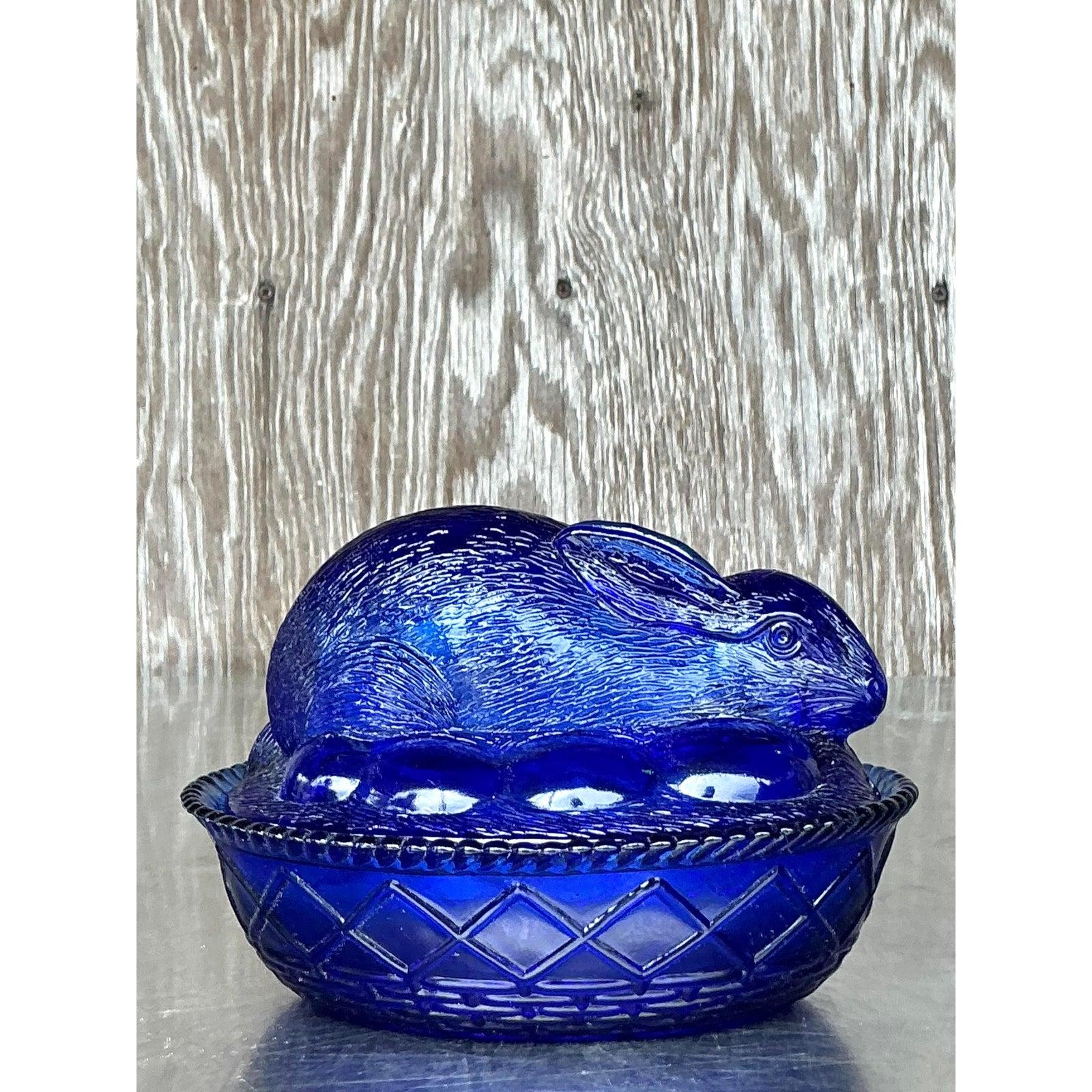 Plat à bibelots Vintage Boho en verre pressé avec couvercle en forme de lapin Bon état - En vente à West Palm Beach, FL
