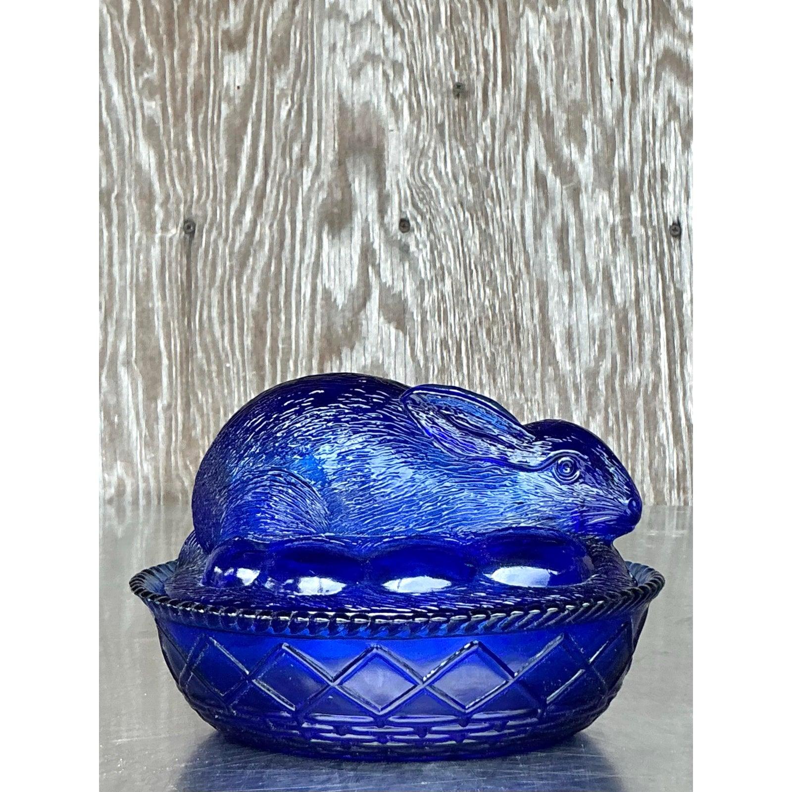 20ième siècle Plat à bibelots Vintage Boho en verre pressé avec couvercle en forme de lapin en vente