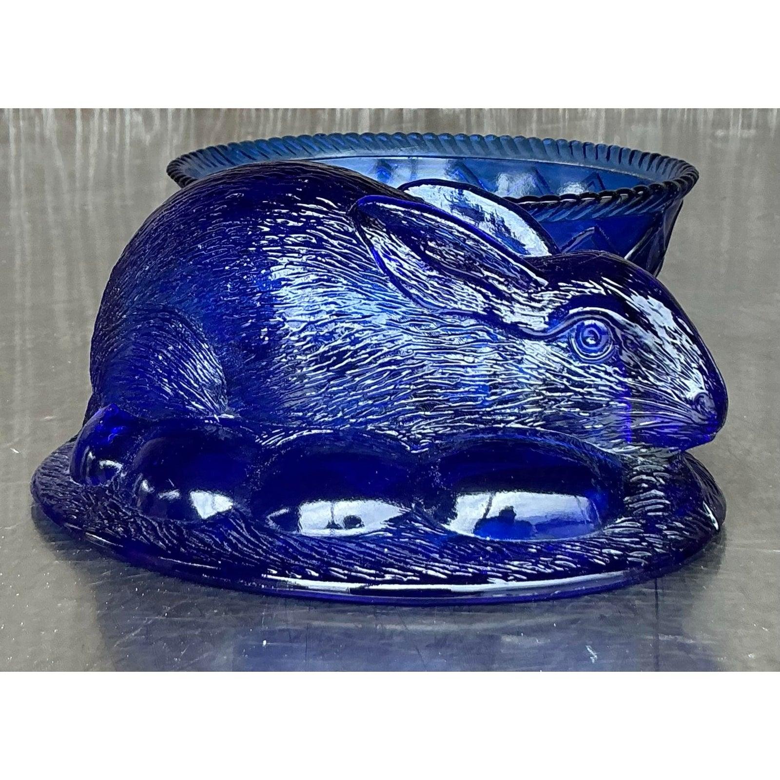 Verre Plat à bibelots Vintage Boho en verre pressé avec couvercle en forme de lapin en vente