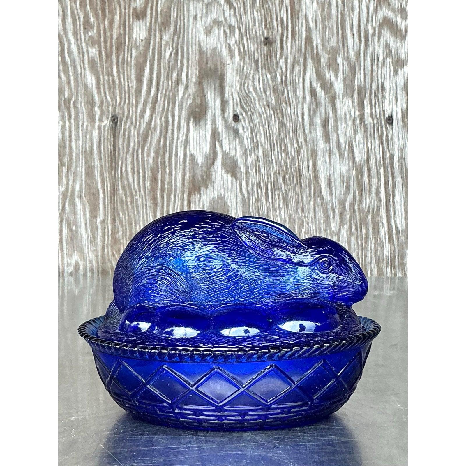 Plat à bibelots Vintage Boho en verre pressé avec couvercle en forme de lapin en vente 1