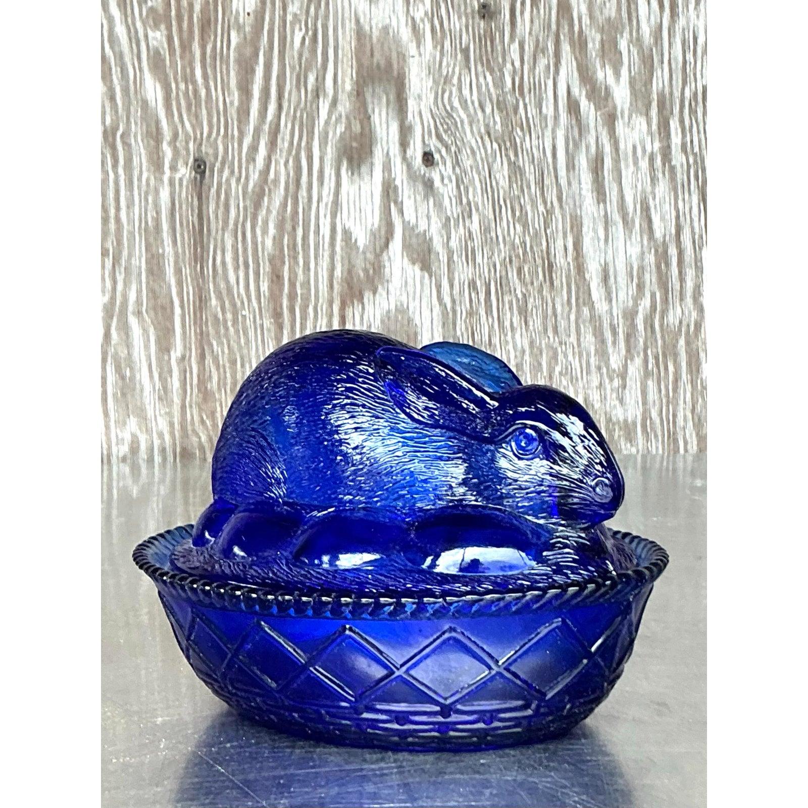 Plat à bibelots Vintage Boho en verre pressé avec couvercle en forme de lapin en vente 2