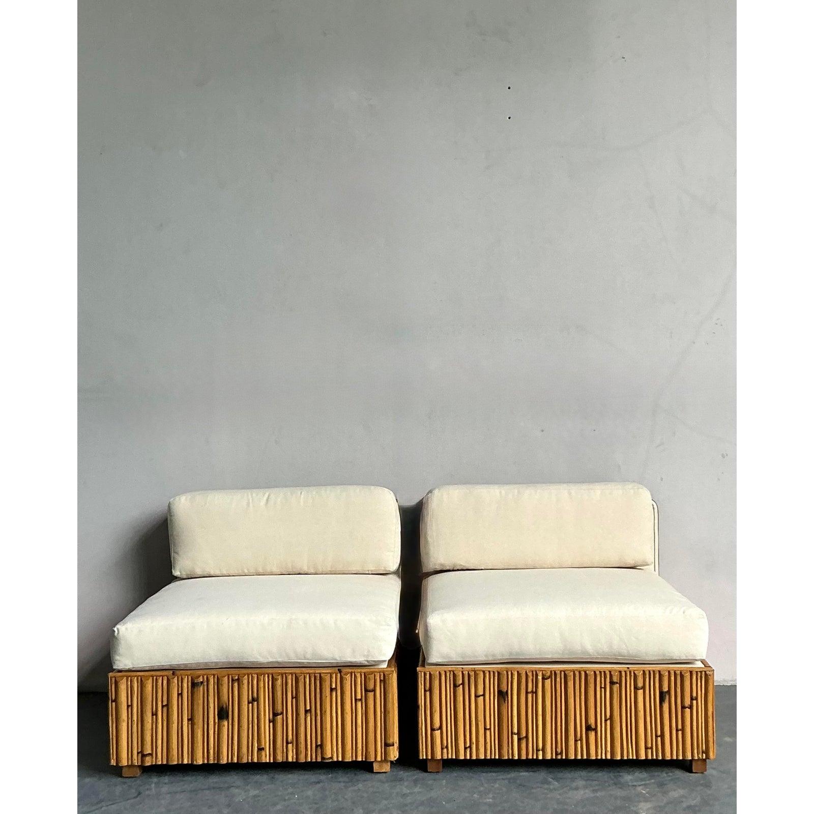 Infunde a tu espacio una relajada elegancia costera con este llamativo par de sillas slipper vintage. La característica más destacada es la base de ratán artesanal, que se distingue por sus intrincadas capas diagonales que crean una textura rica y
