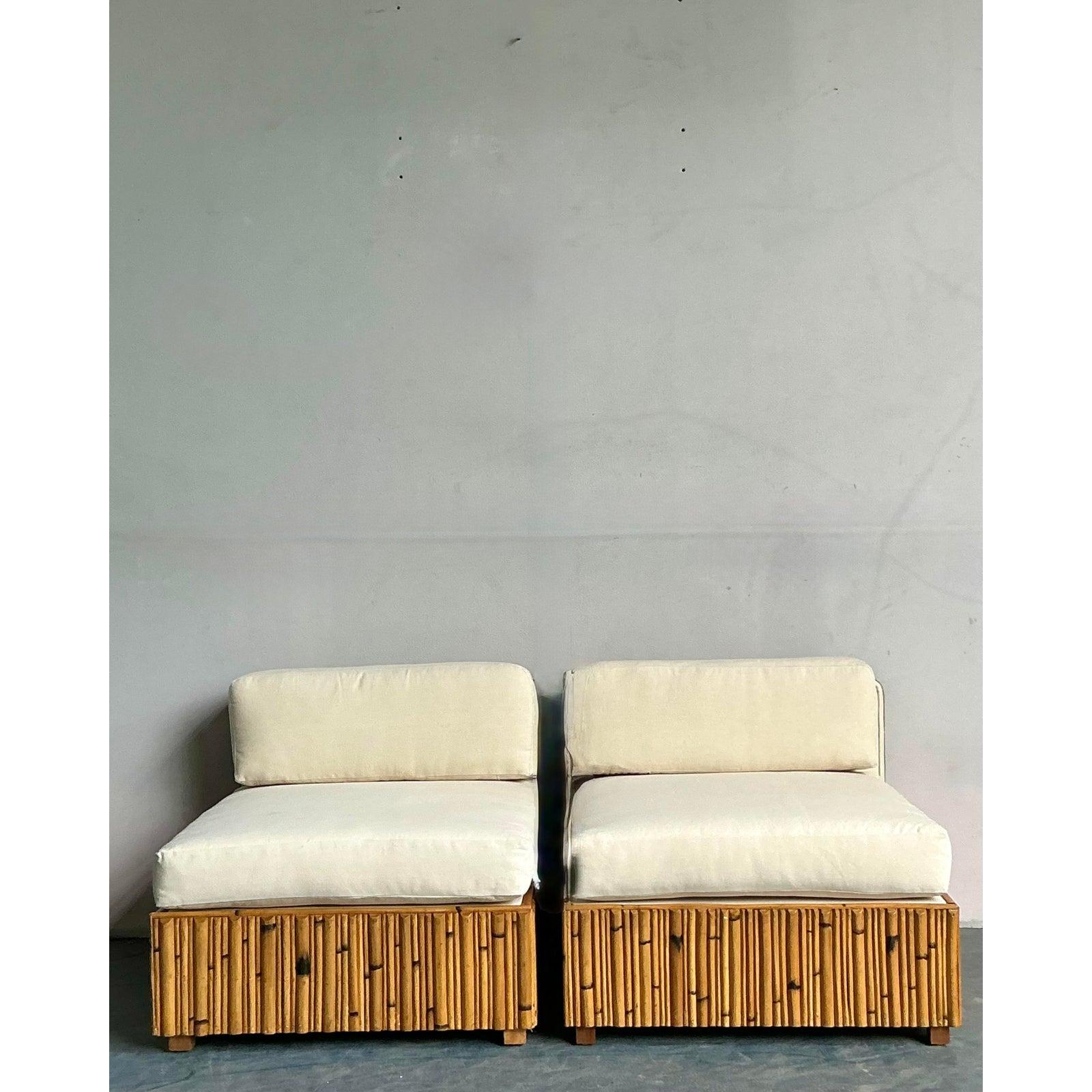 Pareja de sillas de ratán boho vintage con forma de pretzel Filipino en venta