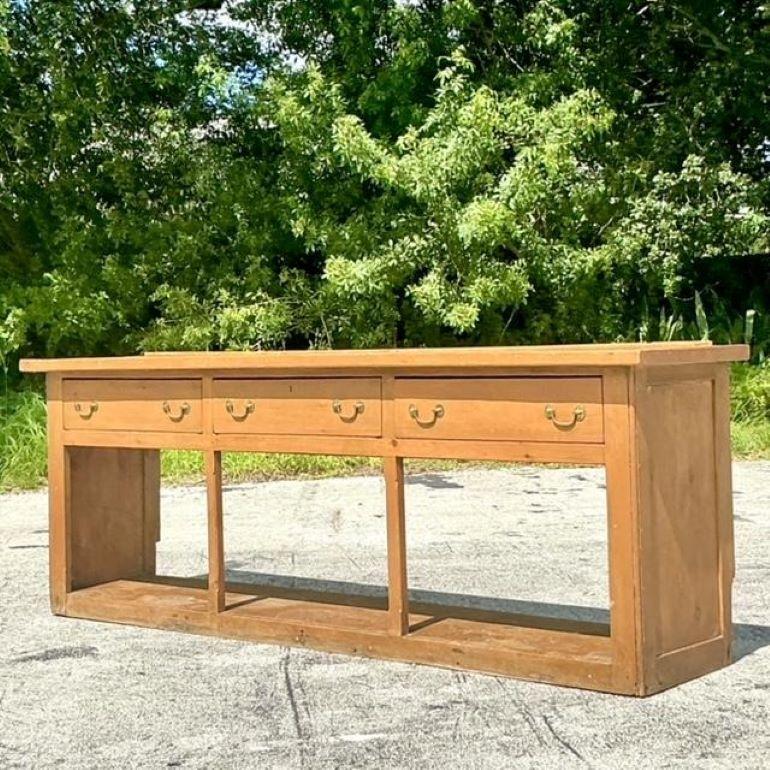 Crédence vintage boho avec un flair primitif, mêlant le charme rustique au style bohème. Idéal pour donner du caractère et de la chaleur à n'importe quelle pièce. Acquis d'une propriété de Palm Beach. 