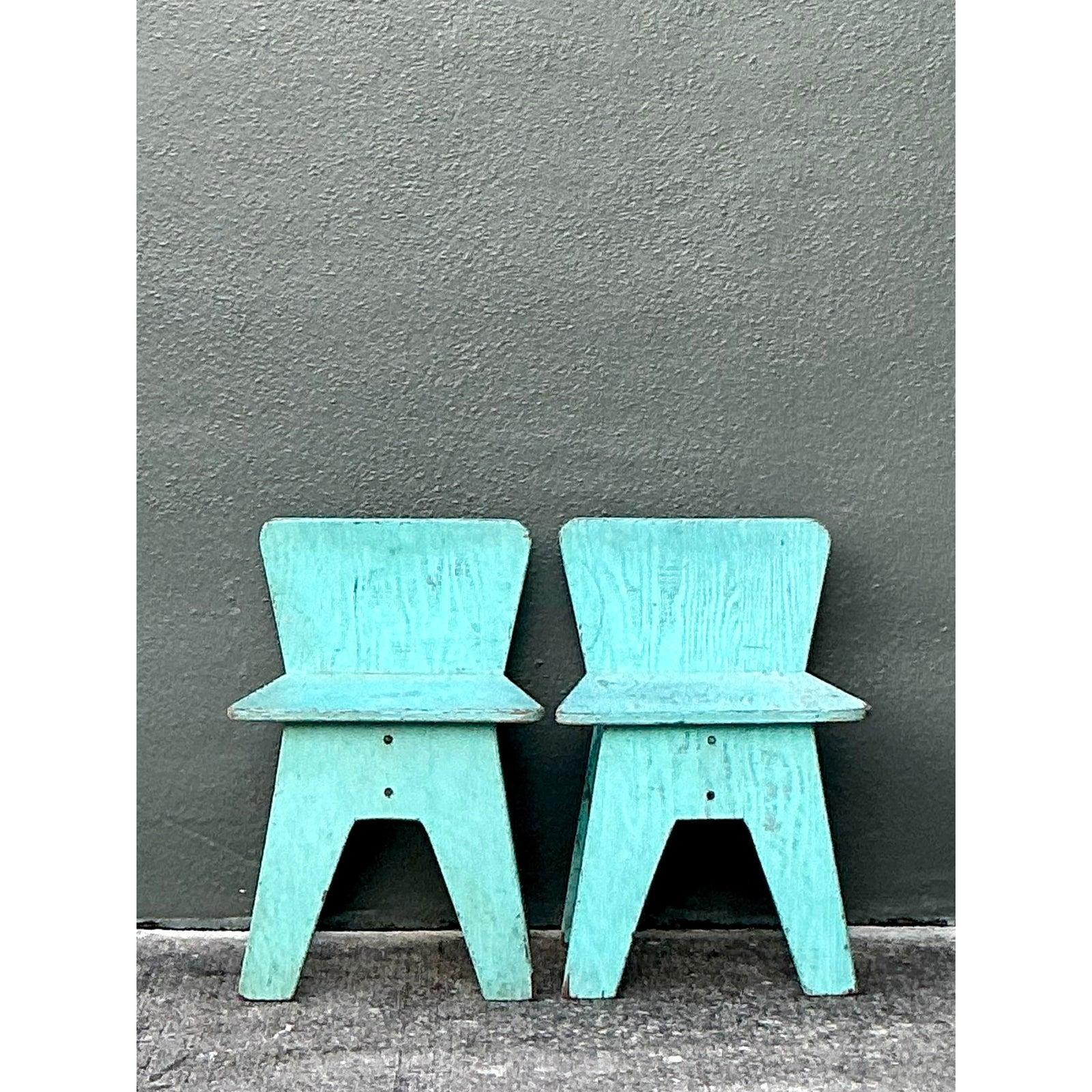 Ce charmant petit tabouret en bois est une délicieuse pièce d'art populaire, caractérisée par sa construction volontairement rustique et primitive et sa patine d'usage. Fabriqué avec des planches simples et robustes, le tabouret présente une assise