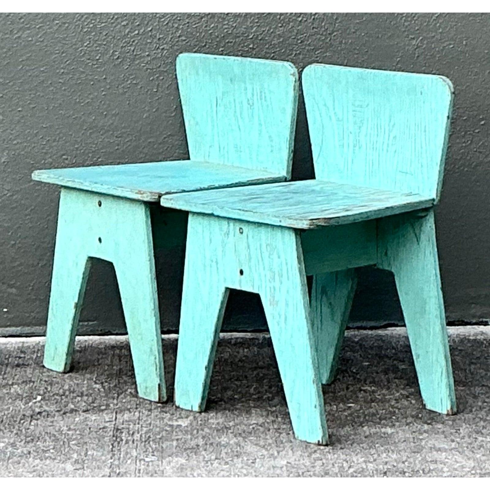 Américain Chaises basses vintage boho primitives - une paire en vente