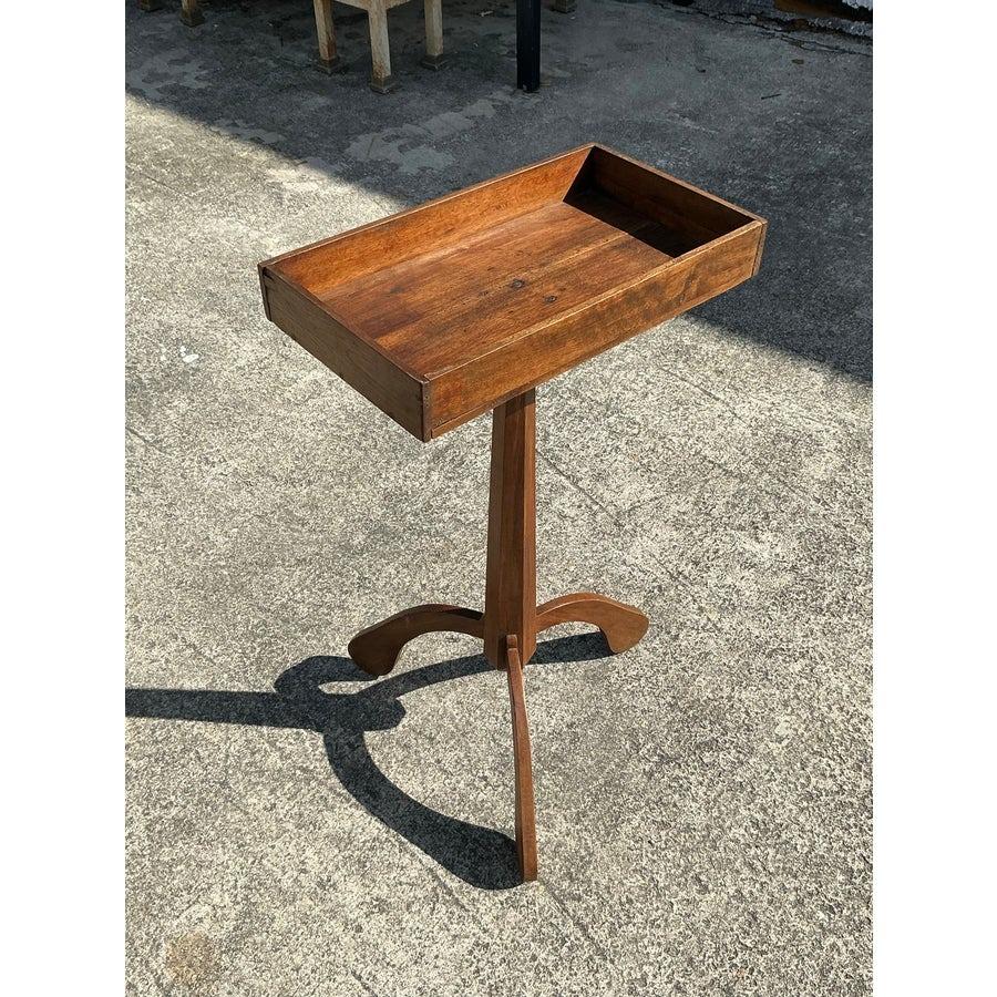 Cette charmante table d'appoint vintage boho primitive apporte une touche d'élégance rustique à tout espace. Dotée d'un plateau en bois magnifiquement travaillé et d'une base tripode, cette pièce incarne la simplicité et le design fonctionnel. Sa