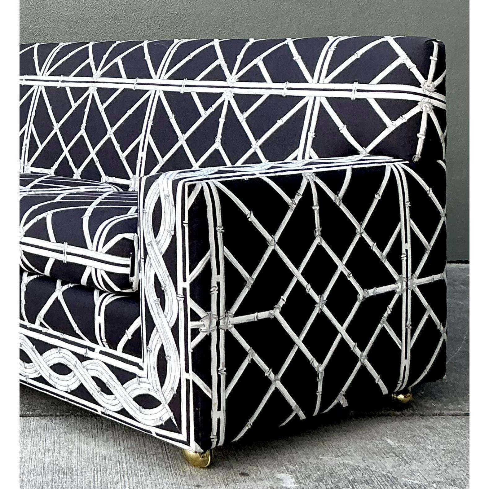 Dieses spektakuläre Dreisitzer-Sofa ist ein kühnes Statement und verkörpert die begehrte Ästhetik des Hollywood Regency und des Chinoiserie-Chics. Das traditionell geformte Sofa verfügt über eine eng geschnittene Polsterung, die mit einem