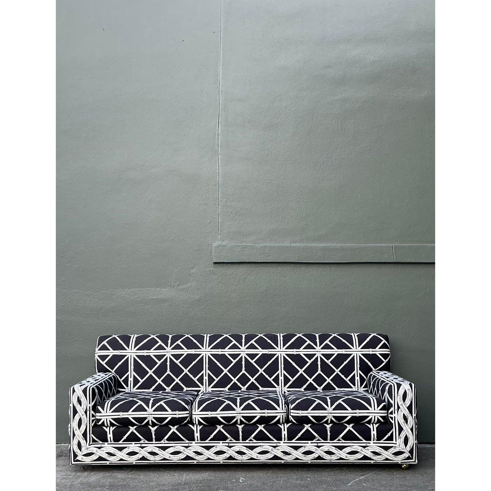 Vintage Boho gedruckt Bambus Sofa (Chinoiserie) im Angebot