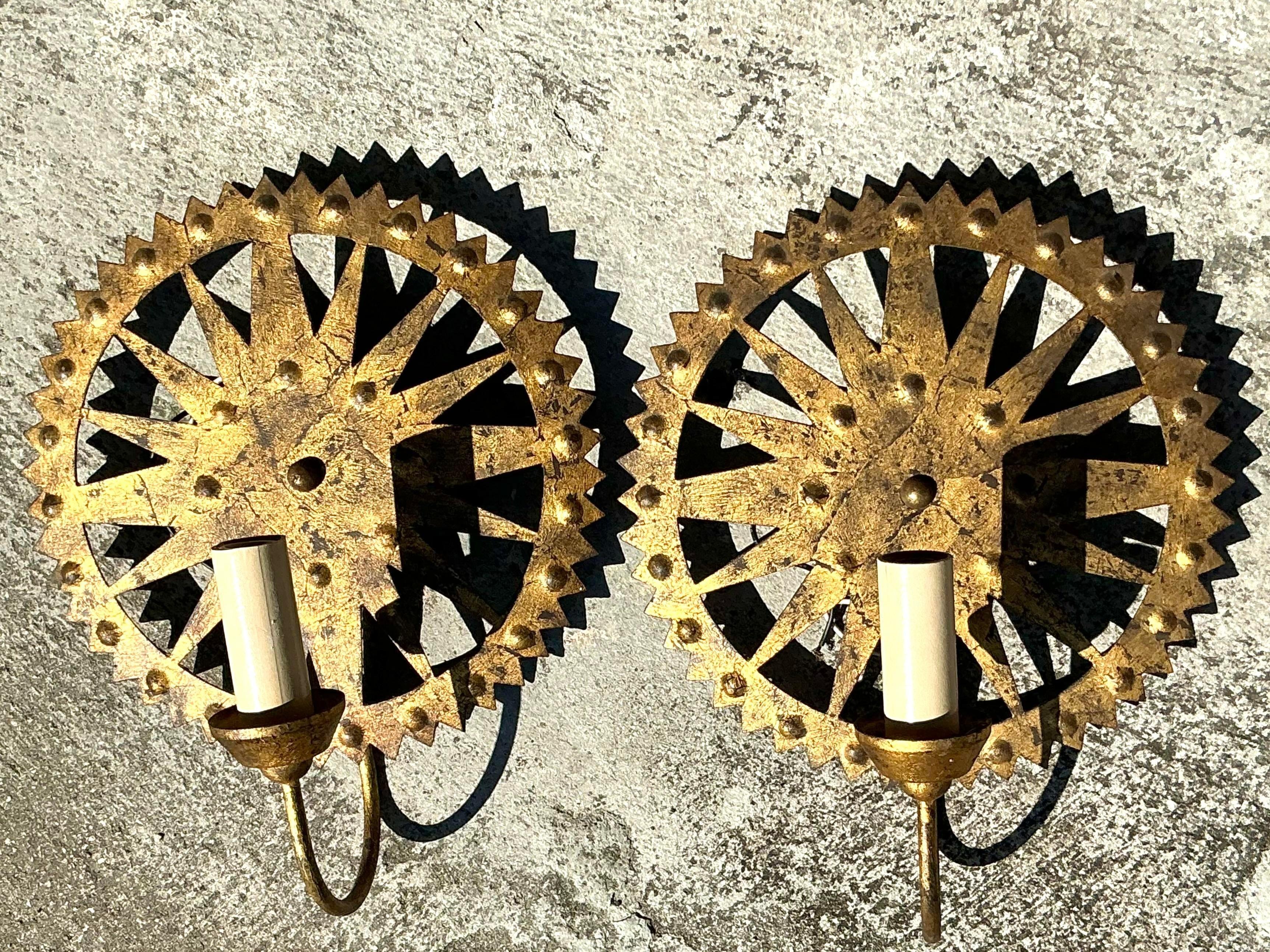 Ajoutez une touche de glamour bohème à votre espace avec cette paire d'appliques lumineuses Vintage Boho Punch Cut Gilt. Ces superbes appliques présentent des motifs découpés de façon complexe, permettant à la lumière de projeter des motifs