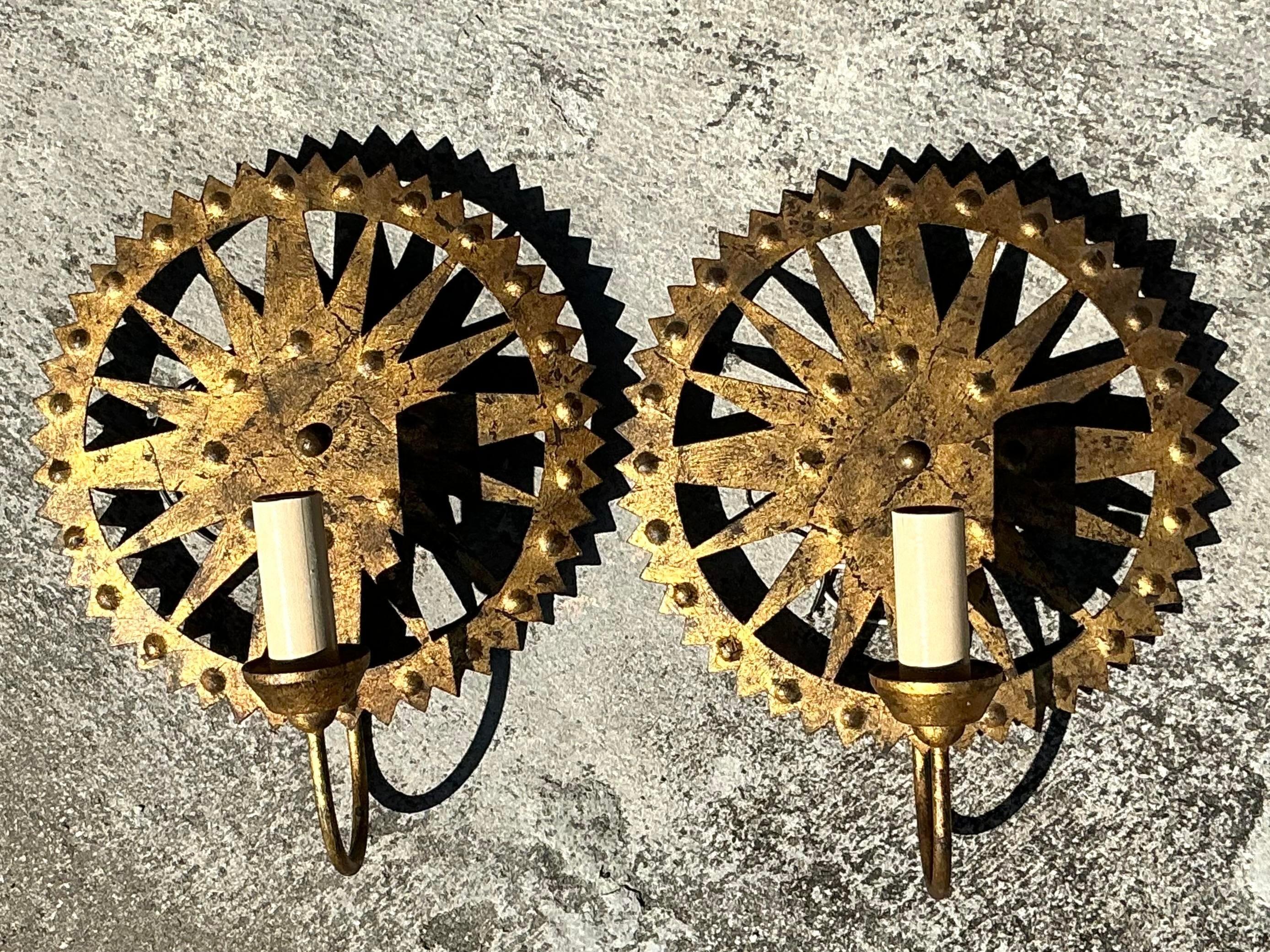 Américain Paire d'appliques lumineuses Boho Punch Cut Gilt - une paire en vente