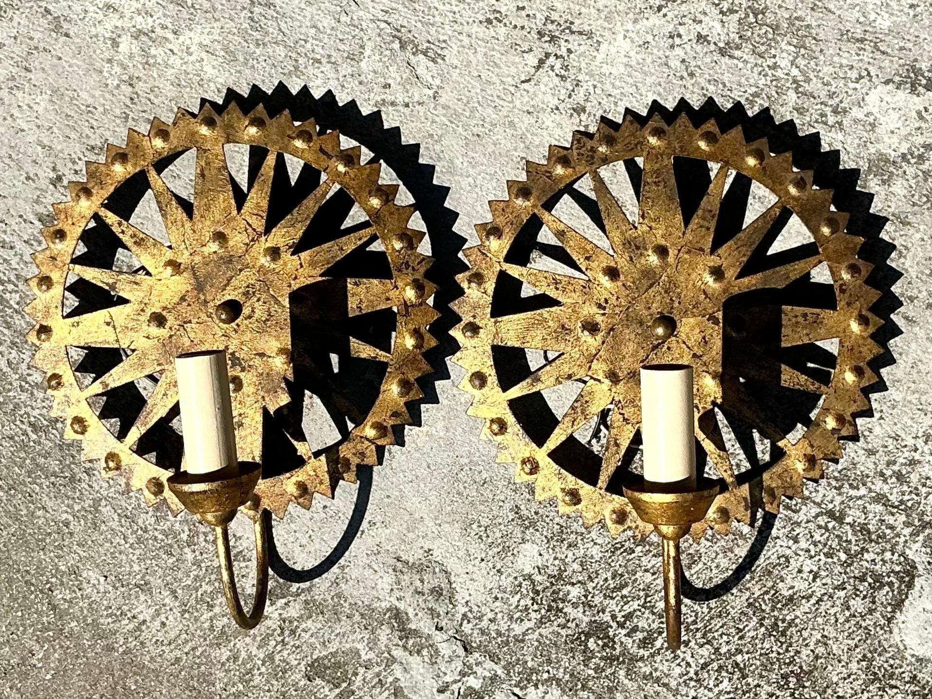 20ième siècle Paire d'appliques lumineuses Boho Punch Cut Gilt - une paire en vente