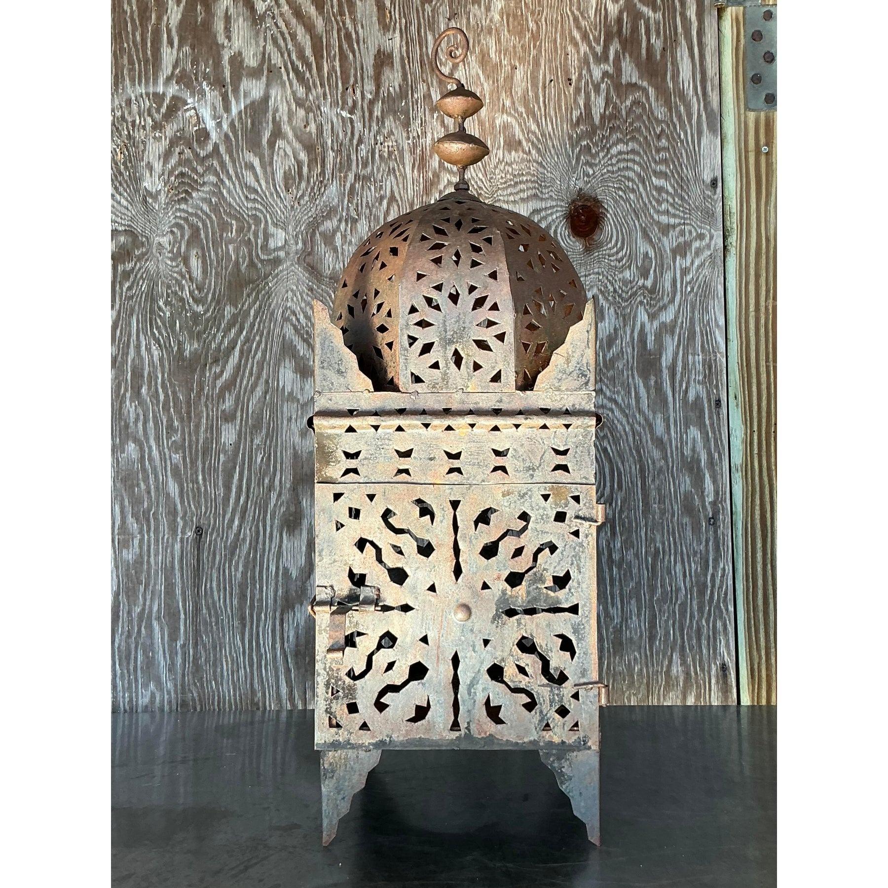 Lanterna vintage in metallo con taglio a punzone Boho In condizioni buone in vendita a West Palm Beach, FL