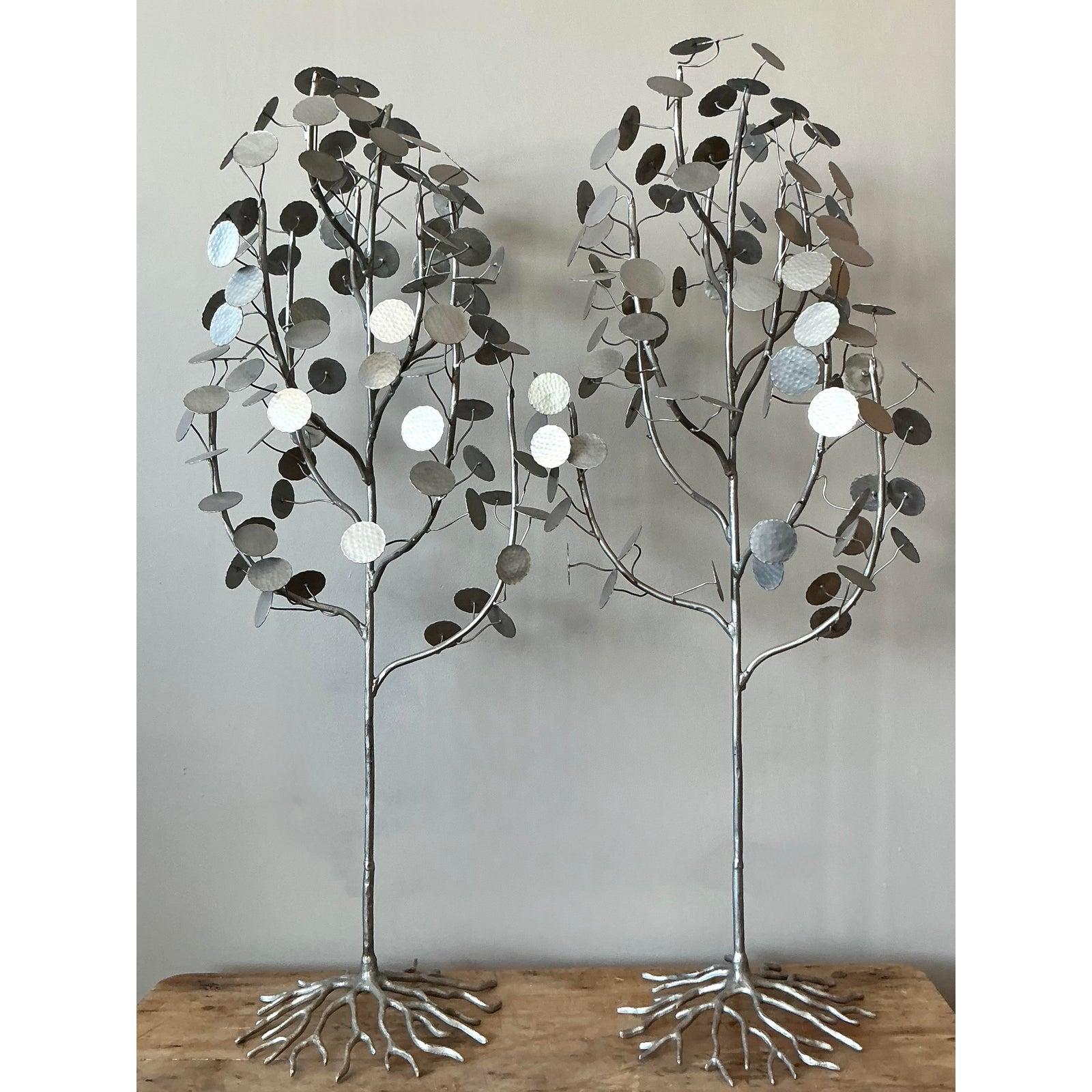 Scopri questa incantevole coppia di alberi vintage Boho Chic in metallo fustellato, un'aggiunta deliziosa e artistica a qualsiasi arredamento. Ogni scultura presenta un intricato disegno di foglie in metallo martellato, meticolosamente lavorate e