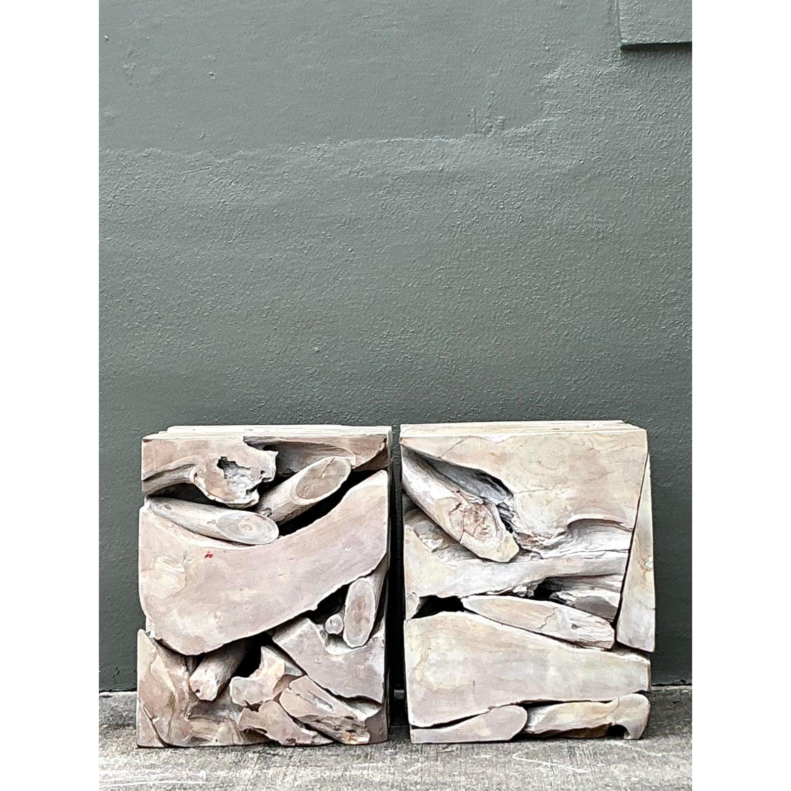 Cette table d'appoint en forme de cube est un superbe exemple de design moderne organique, mettant en valeur la beauté et la texture inhérentes au bois naturel de récupération. Construite à partir de sections de teck ou de bois flotté blanchis et