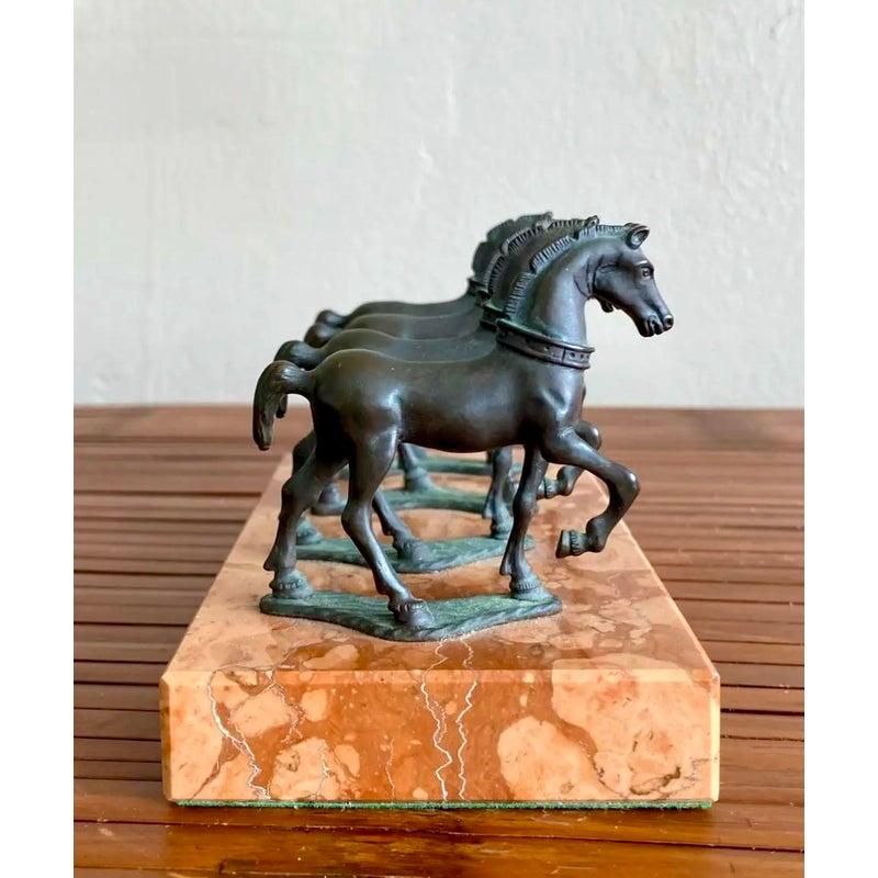 Mid-Century moderno Statua di cavallo quadrupla in bronzo vintage su base di marmo in vendita