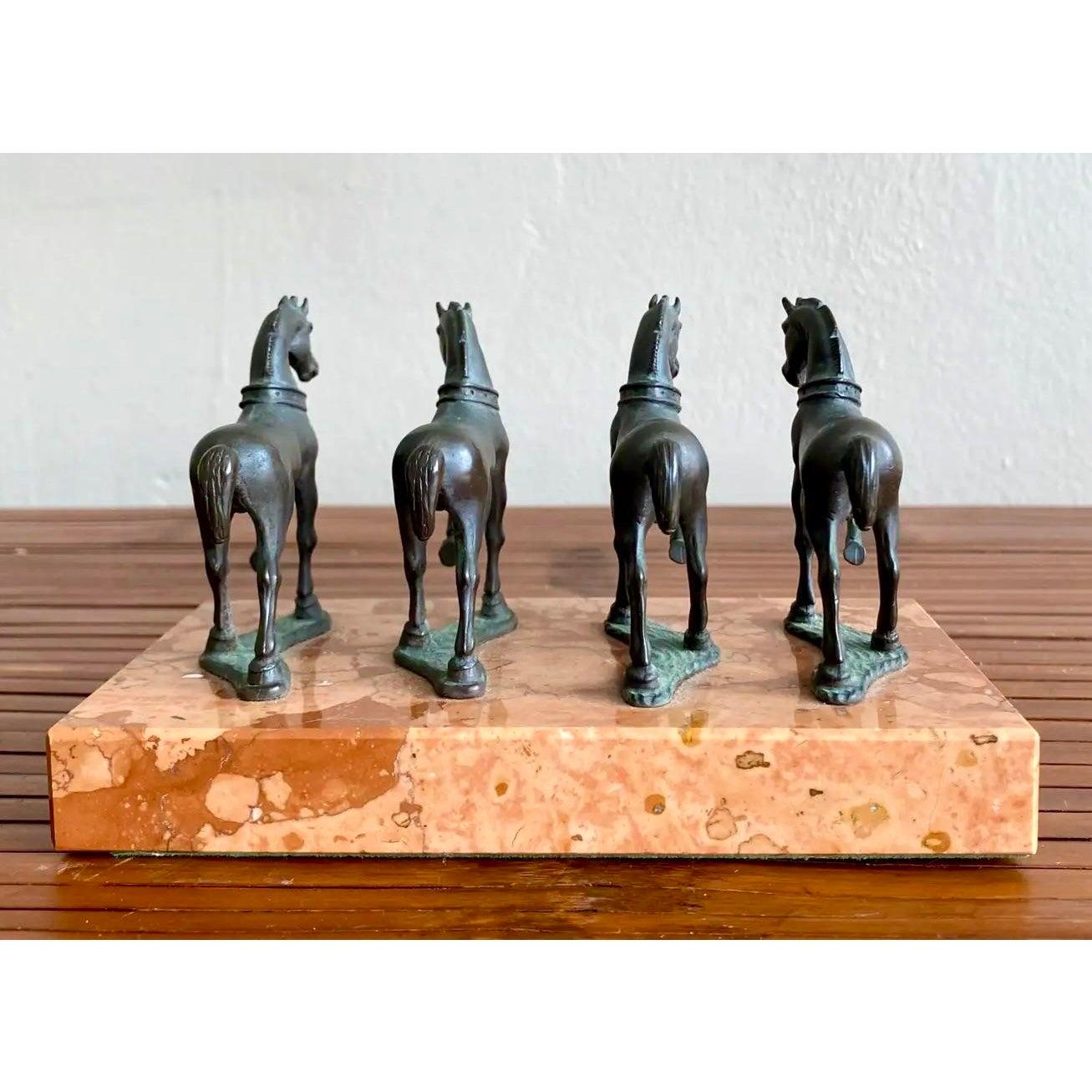 XX secolo Statua di cavallo quadrupla in bronzo vintage su base di marmo in vendita