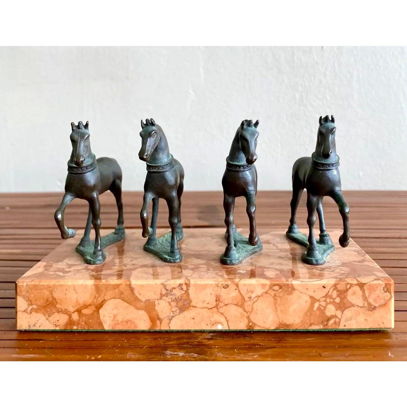 Bronzo Statua di cavallo quadrupla in bronzo vintage su base di marmo in vendita