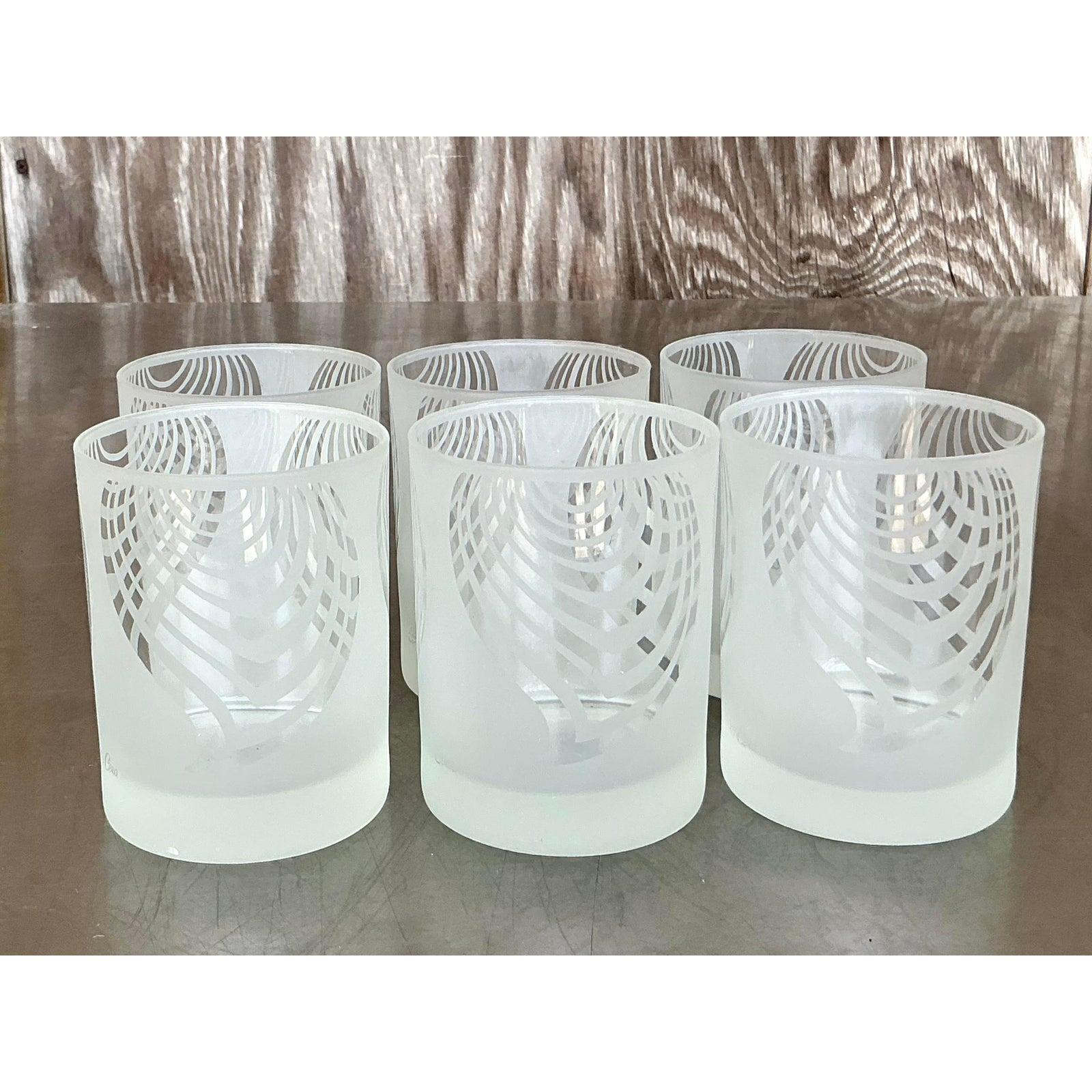 Peppen Sie Ihre Gläsersammlung mit diesem auffälligen Set aus sechs Boho-Gläsern im Vintage-Stil auf, die ein strahlendes geometrisches Design aufweisen. Aus mattiertem Glas gefertigt und mit rhythmischen Kurven versehen, strahlt jeder Becher