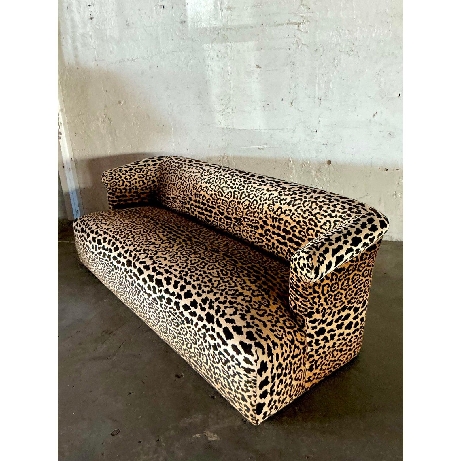 Vintage Boho Railroad Canapé à accoudoirs en velours léopard en vente 3