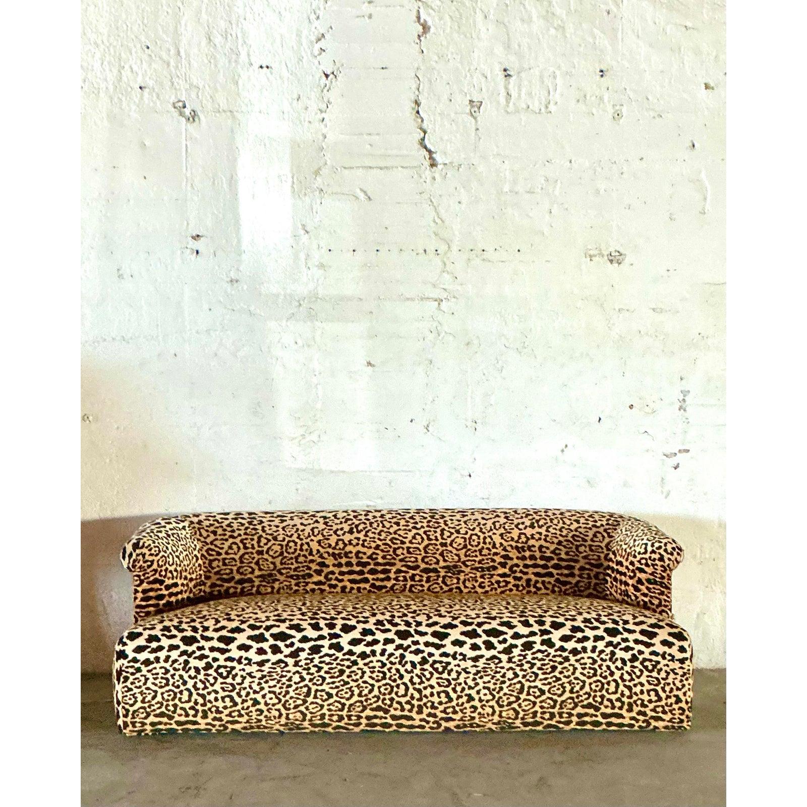 Art déco Vintage Boho Railroad Canapé à accoudoirs en velours léopard en vente