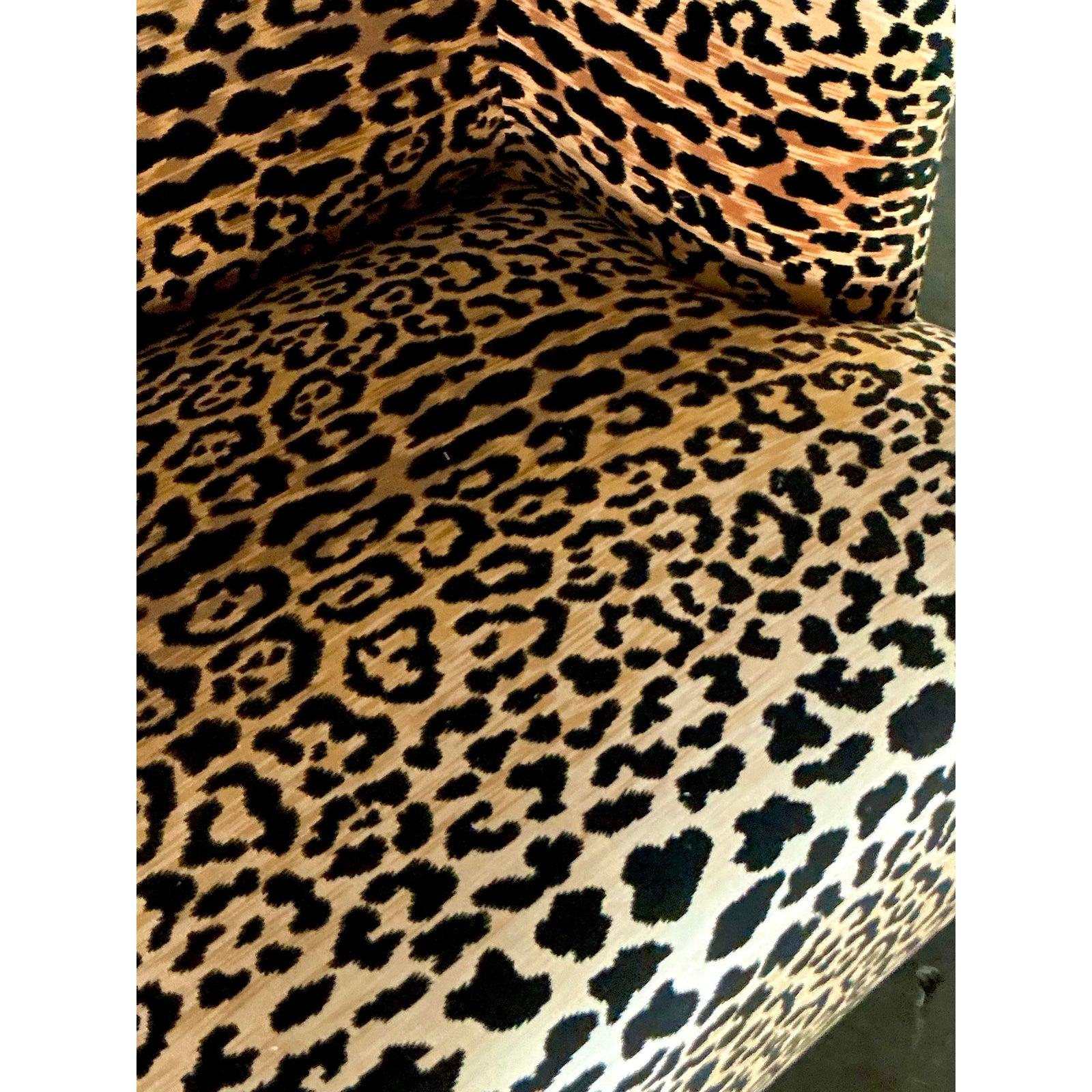 Américain Vintage Boho Railroad Canapé à accoudoirs en velours léopard en vente