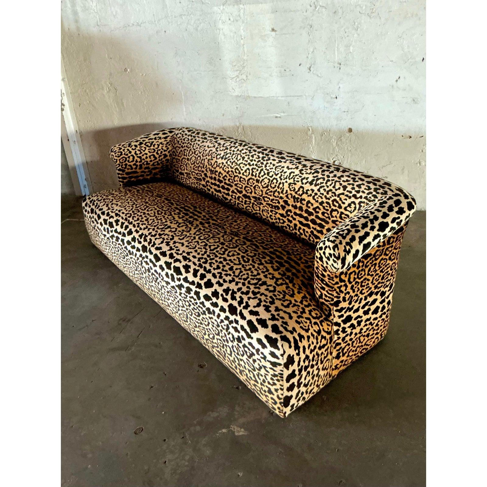 20ième siècle Vintage Boho Railroad Canapé à accoudoirs en velours léopard en vente