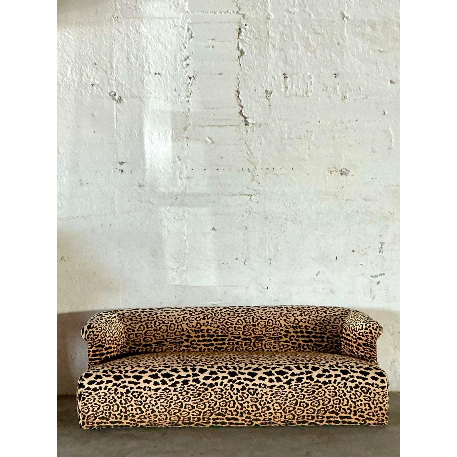 Tissu Vintage Boho Railroad Canapé à accoudoirs en velours léopard en vente