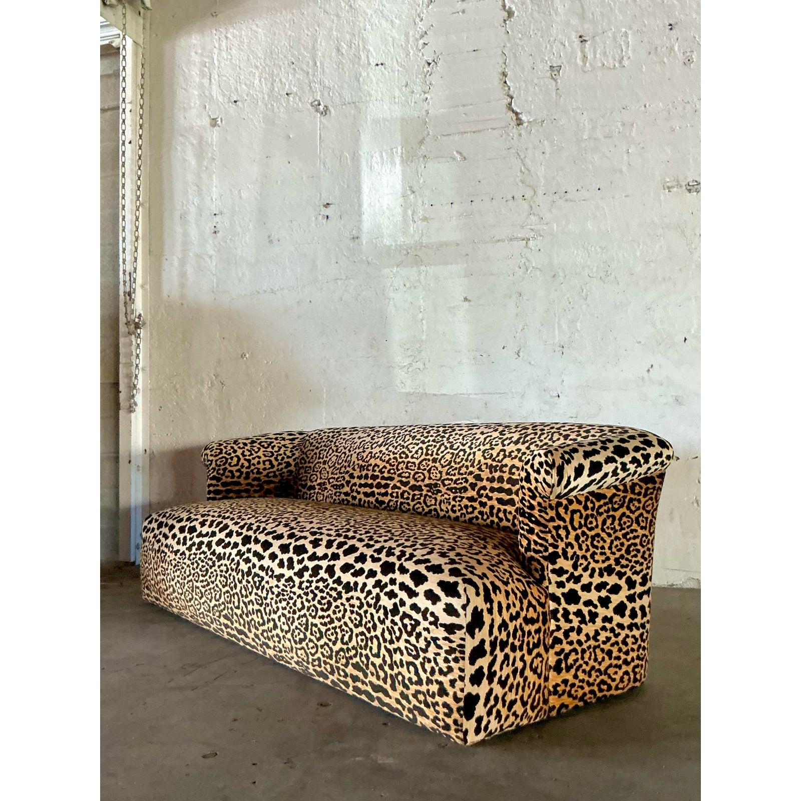 Vintage Boho Railroad Canapé à accoudoirs en velours léopard en vente 1