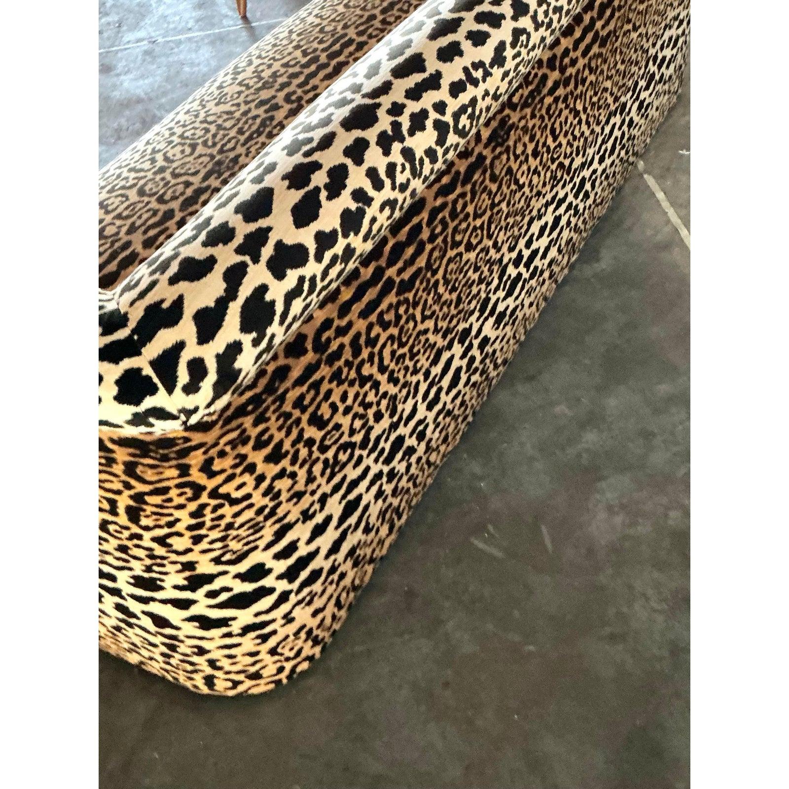 Vintage Boho Railroad Canapé à accoudoirs en velours léopard en vente 2