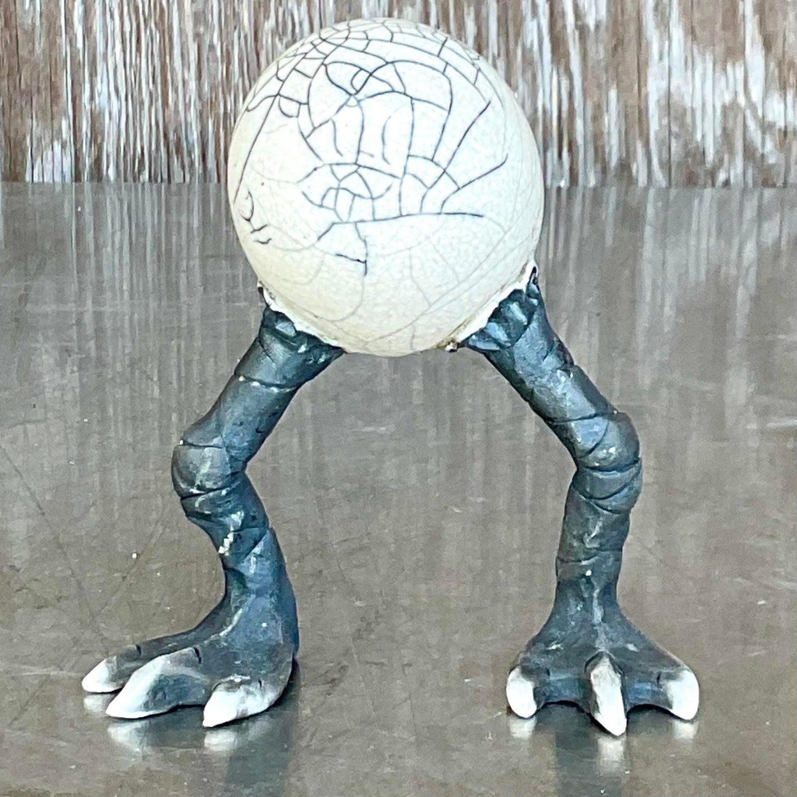 Una fantastica scultura Boho vintage. Una piccola creatura chic a forma di uovo su gambe lunghe. Adorabile. Un modo fantastico per aggiungere un tocco di fantasia a qualsiasi etagere o tavolino. Acquistato da una proprietà di Palm Beach. 