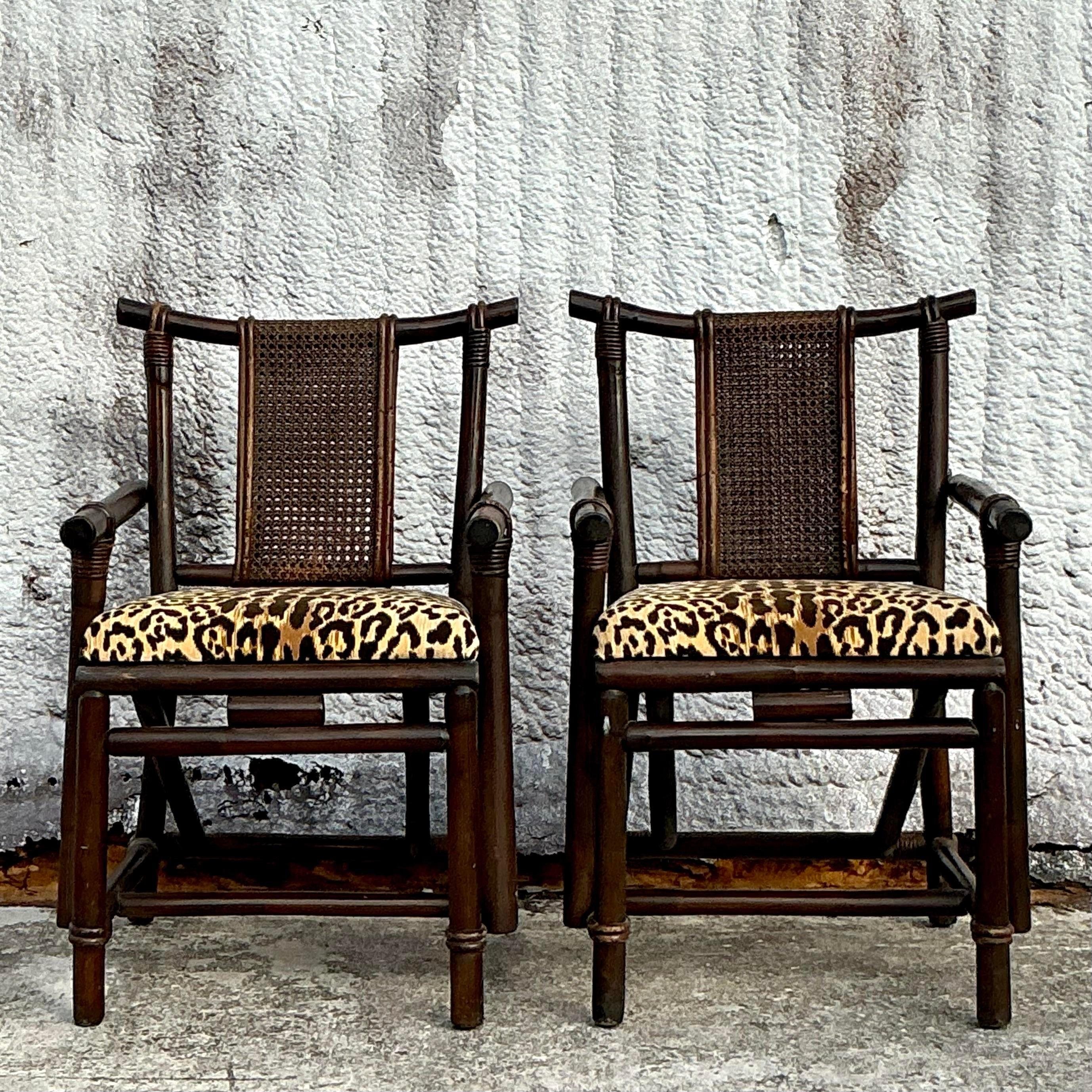 Porta il fascino boho senza sforzo nel tuo spazio con questa coppia di sedie boho vintage in rattan e canna, ispirate all'iconico stile di Ficks Reed. Caratterizzate da una struttura in rattan lavorata ad arte con accenti di canna, queste sedie