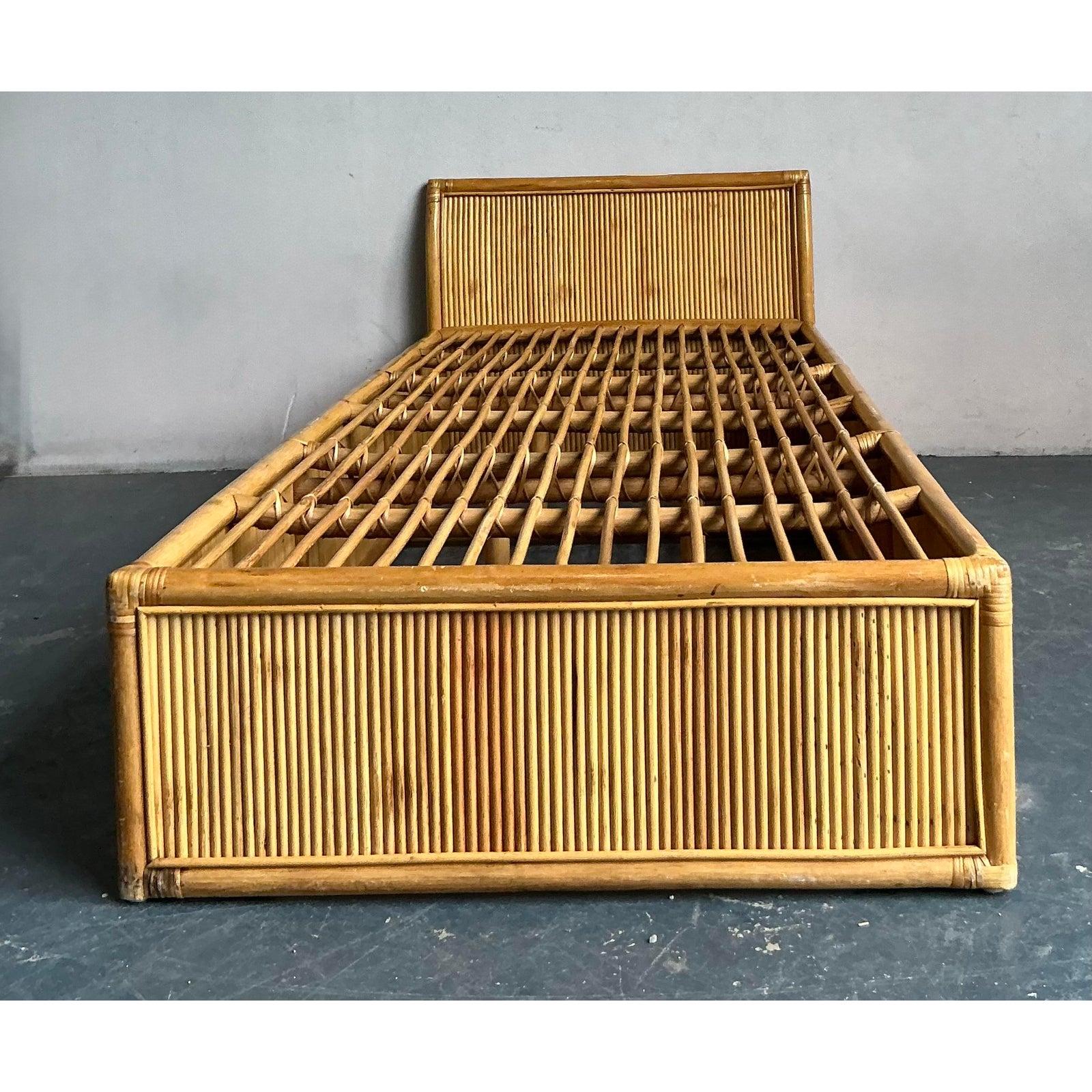 Ce lit de jour vintage exceptionnel incarne le style épuré et décontracté des meubles de villégiature du milieu du siècle dernier, utilisant de magnifiques matériaux organiques. Le cadre long et bas est méticuleusement construit à partir de rotin