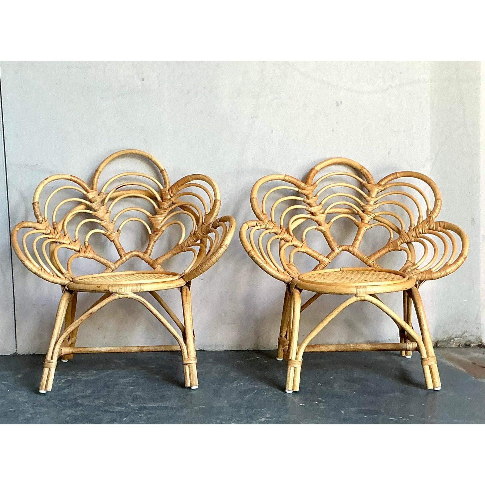 Sedia per bambini in rattan vintage a fiori - Una coppia in vendita 1