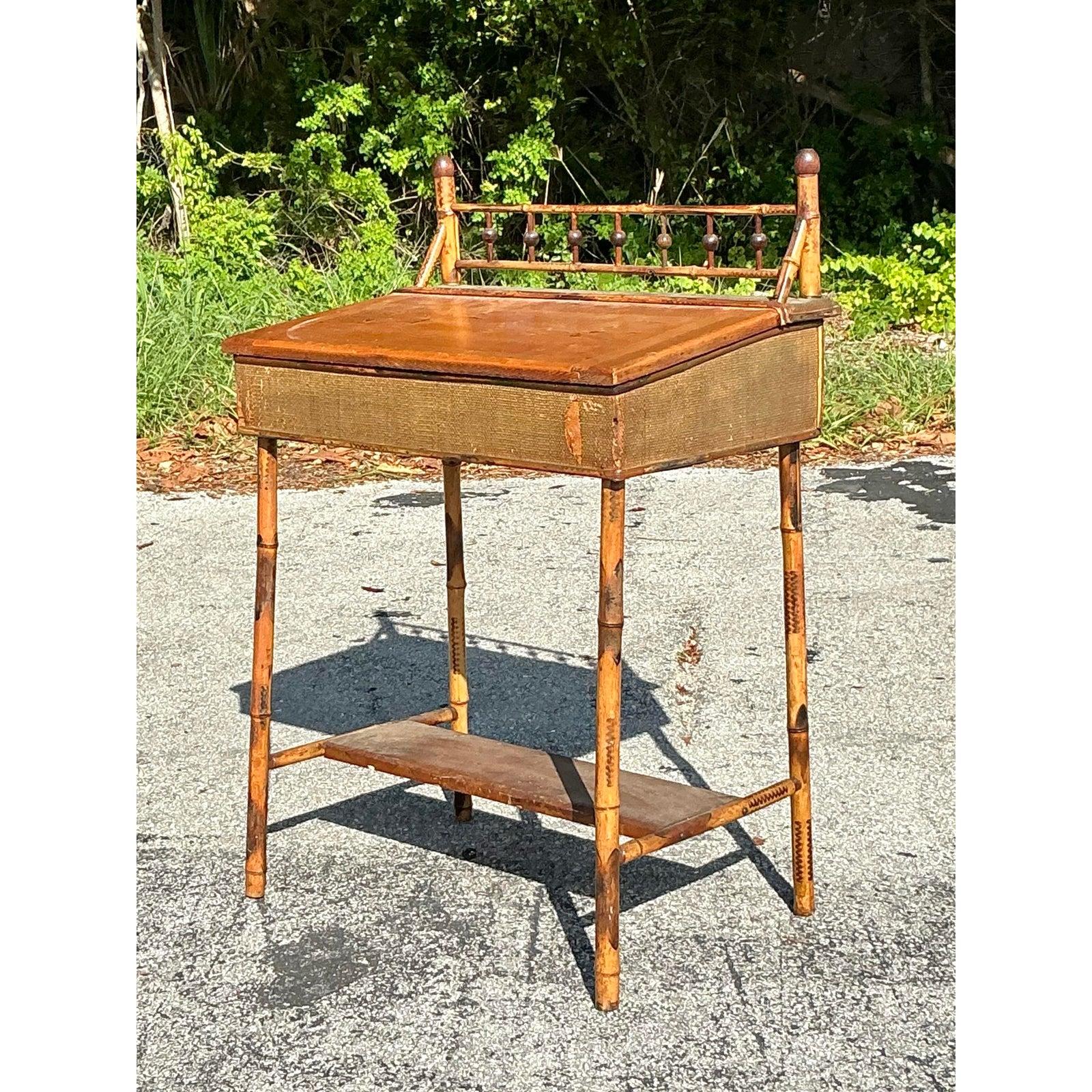 Vittoriano Scrivania lift top in rattan vintage Boho in vendita