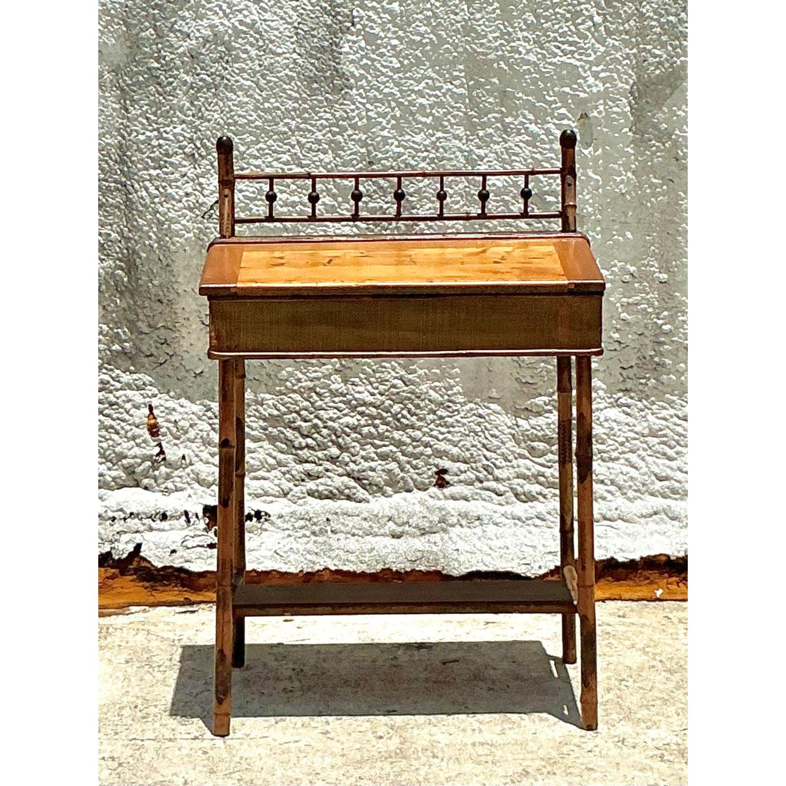 XX secolo Scrivania lift top in rattan vintage Boho in vendita