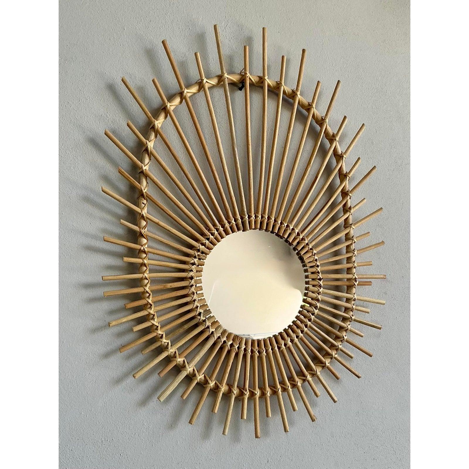 Verschönern Sie Ihren Wohnbereich mit diesem bezaubernden Boho Rattan Sunburst Spiegel im Vintage-Stil. Dieser mit einem Auge für natürliche Eleganz gefertigte Spiegel verkörpert den freigeistigen Charme des Bohème-Designs und zeigt ein